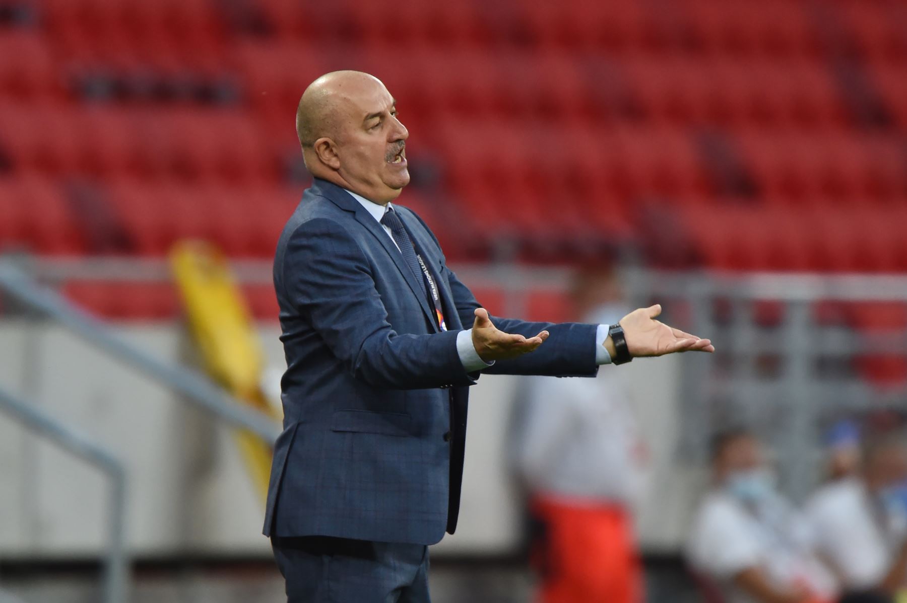 El entrenador de Rusia, Stanislav Cherchesov, reacciona desde el margen durante el partido de fútbol de la UEFA Nations League. Foto: AFP