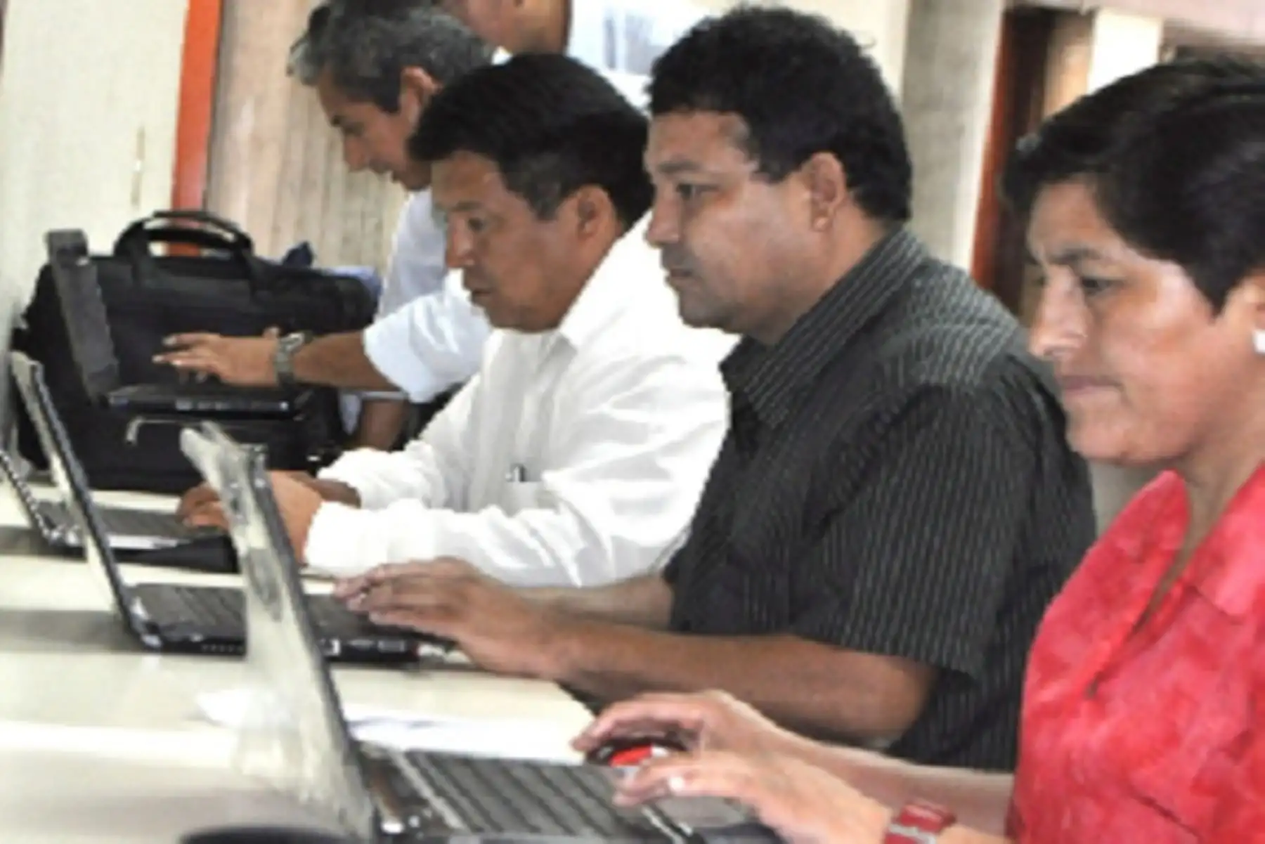 El primer grupo de docentes de las cinco regiones citadas han sido inscrito automáticamente tomando en cuenta la información de la plataforma Perú Educa, pero los directivos de los colegios de estas cinco jurisdicciones deben actualizar la base de datos para incorporar a quienes aún no están registrados.