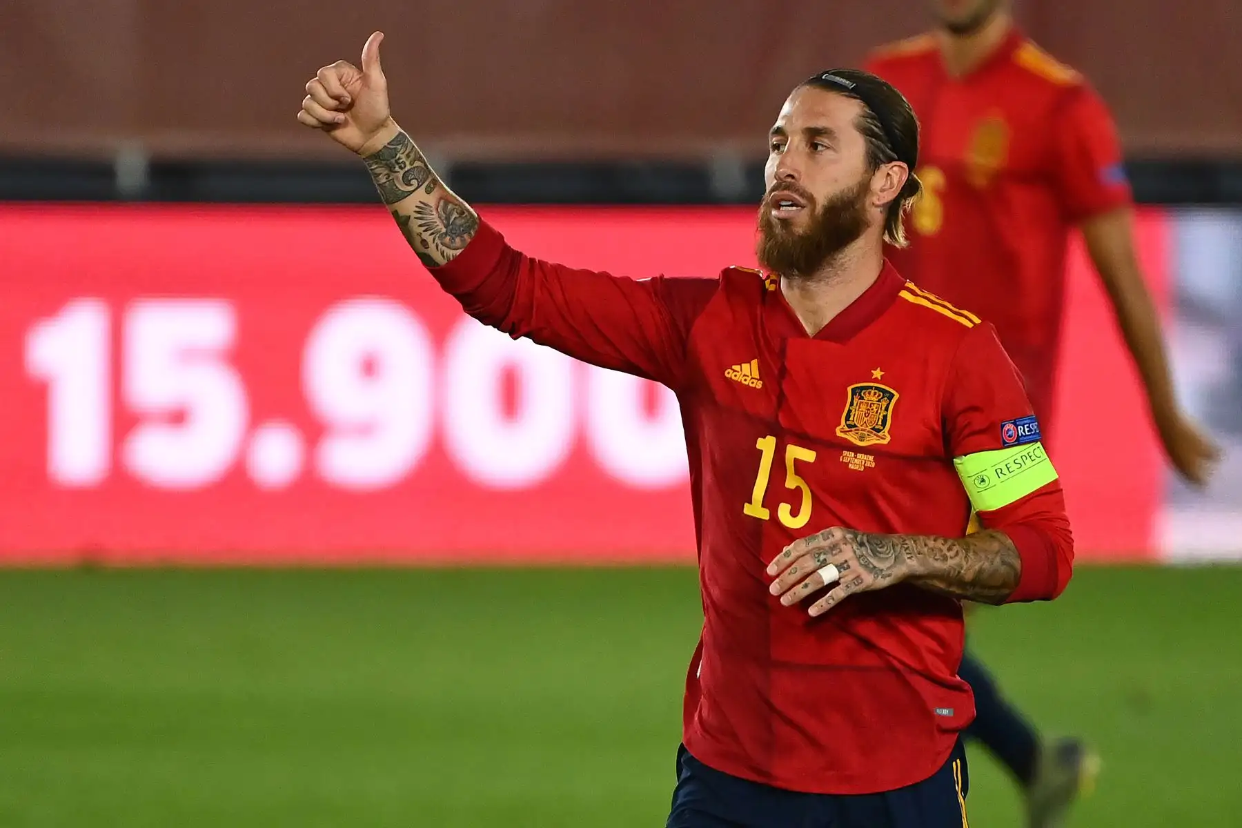 El defensor español Sergio Ramos celebra tras anotar un penalti durante el partido de fútbol del grupo 4 de la Liga de Naciones de la UEFA. Foto: AFP