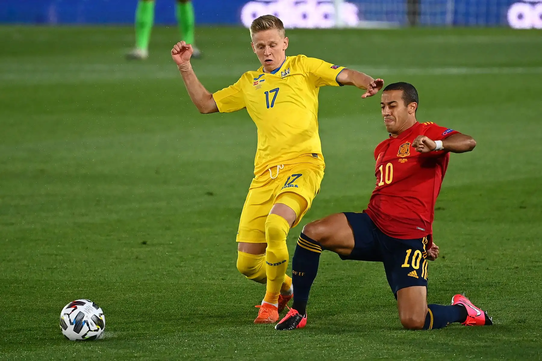El mediocampista español, Thiago Alcantara, desafía al mediocampista ucraniano, Oleksandr Zinchenko, durante el partido de fútbol del grupo 4 de la UEFA Nations League. Foto: AFP