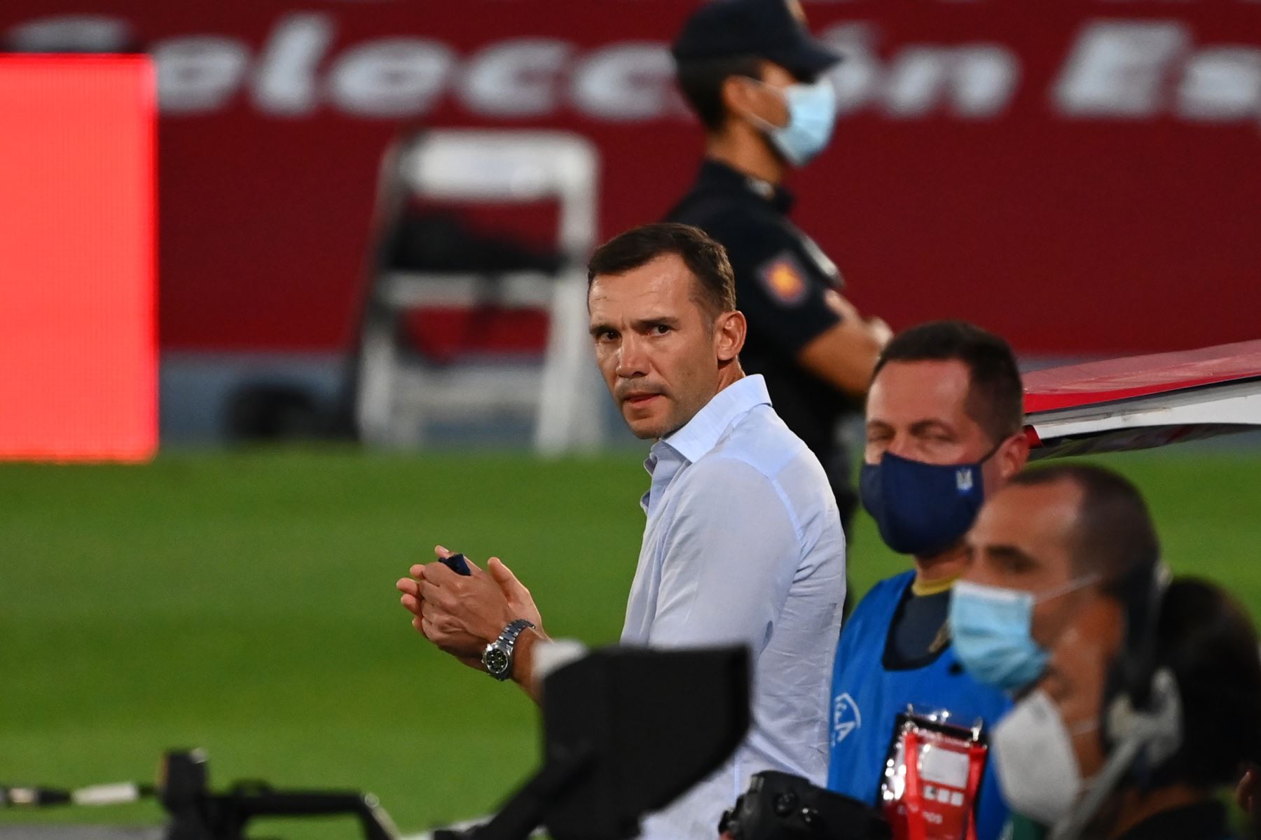 El entrenador de Ucrania, Andrey Shevchenko, asiste al partido de fútbol del grupo 4 de la Liga de Naciones de la UEFA. Foto: AFP