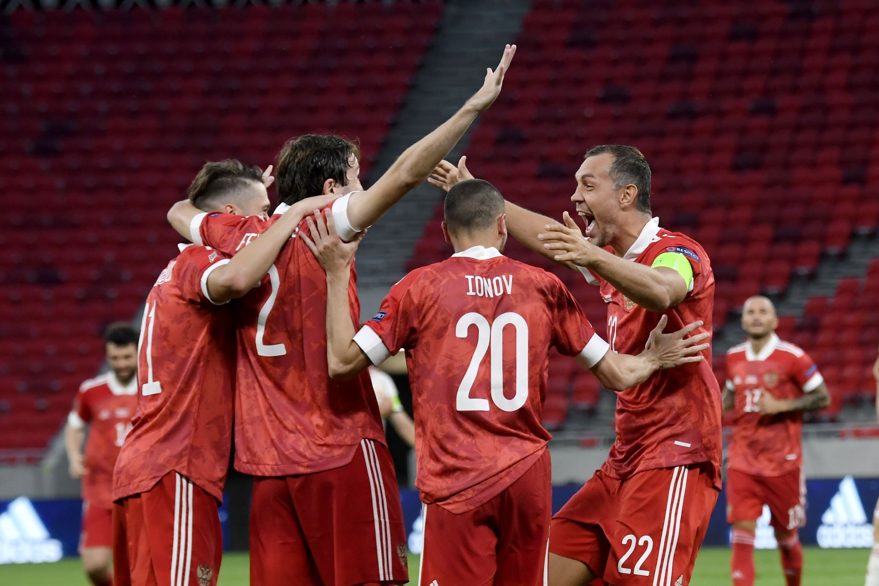 El defensor de Rusia, Mario Fernandes, celebra el gol anotado a Hungría junto a sus compañeros de equipo durante el partido de fútbol de la Liga de Naciones de la UEFA. Foto: AFP
