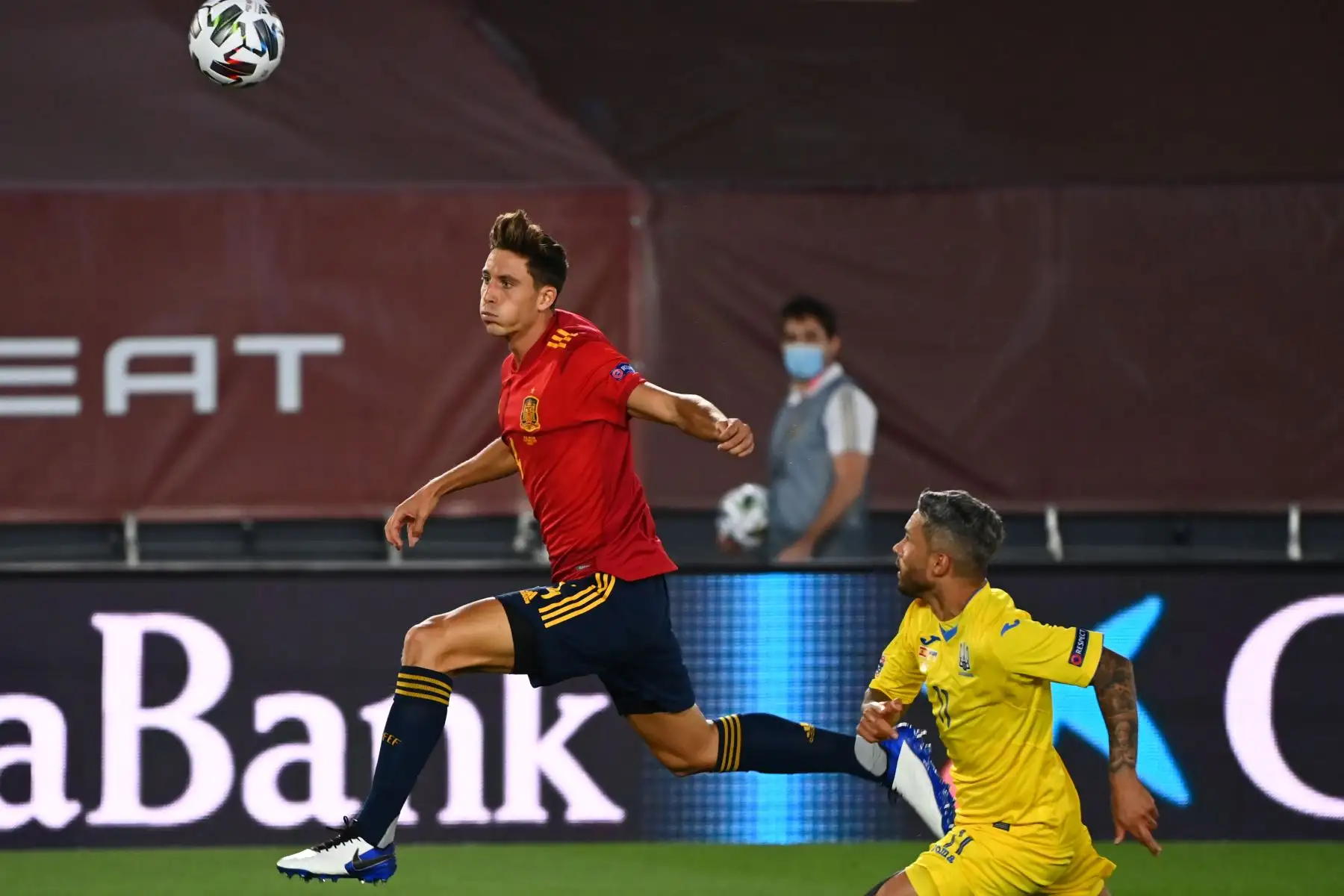 El defensor español Pau Torres desafía al mediocampista de Ucrania Marlos durante el partido de fútbol del grupo 4 de la Liga de Naciones de la UEFA. Foto: AFP