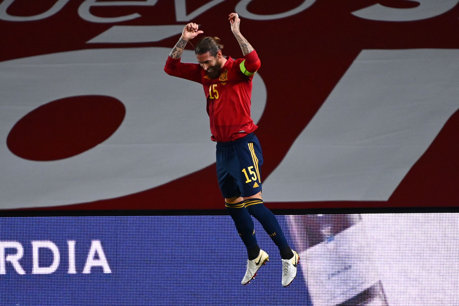El defensor español Sergio Ramos celebra tras marcar un segundo gol durante el partido de fútbol del grupo 4 de la Liga de Naciones de la UEFA. Foto: AFP
