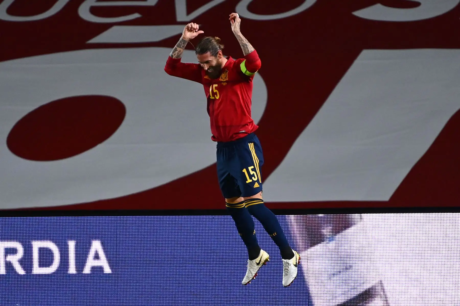 El defensor español Sergio Ramos celebra tras marcar un segundo gol durante el partido de fútbol del grupo 4 de la Liga de Naciones de la UEFA. Foto: AFP