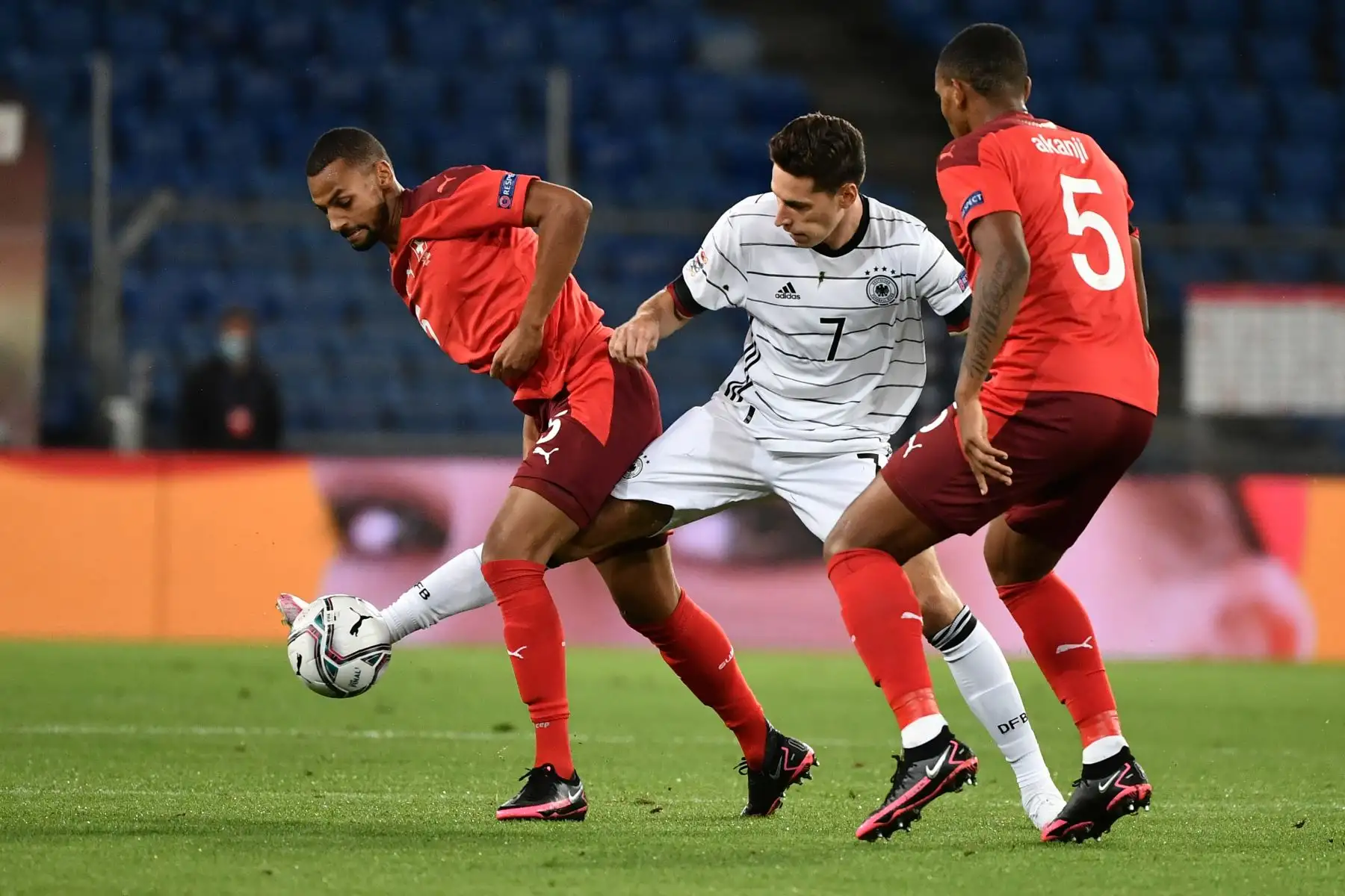 El centrocampista alemán Julian Draxler lucha por el balón con el centrocampista suizo Djibril Sow y el defensor suizo, Manuel Akanji, durante la UEFA Nations League. Foto: AFP