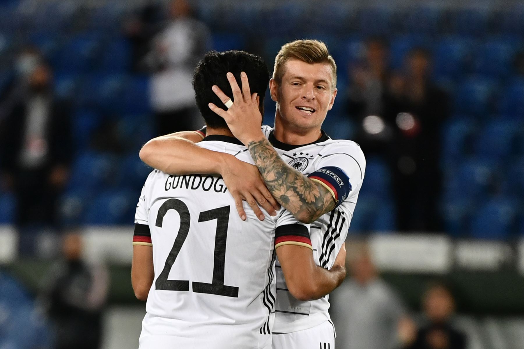 El centrocampista alemán, Ilkay Gundogan, celebra el gol anotado a Suiza, junto a su compañero de equipo, Toni Kroos por UEFA Nations League. Foto: AFP