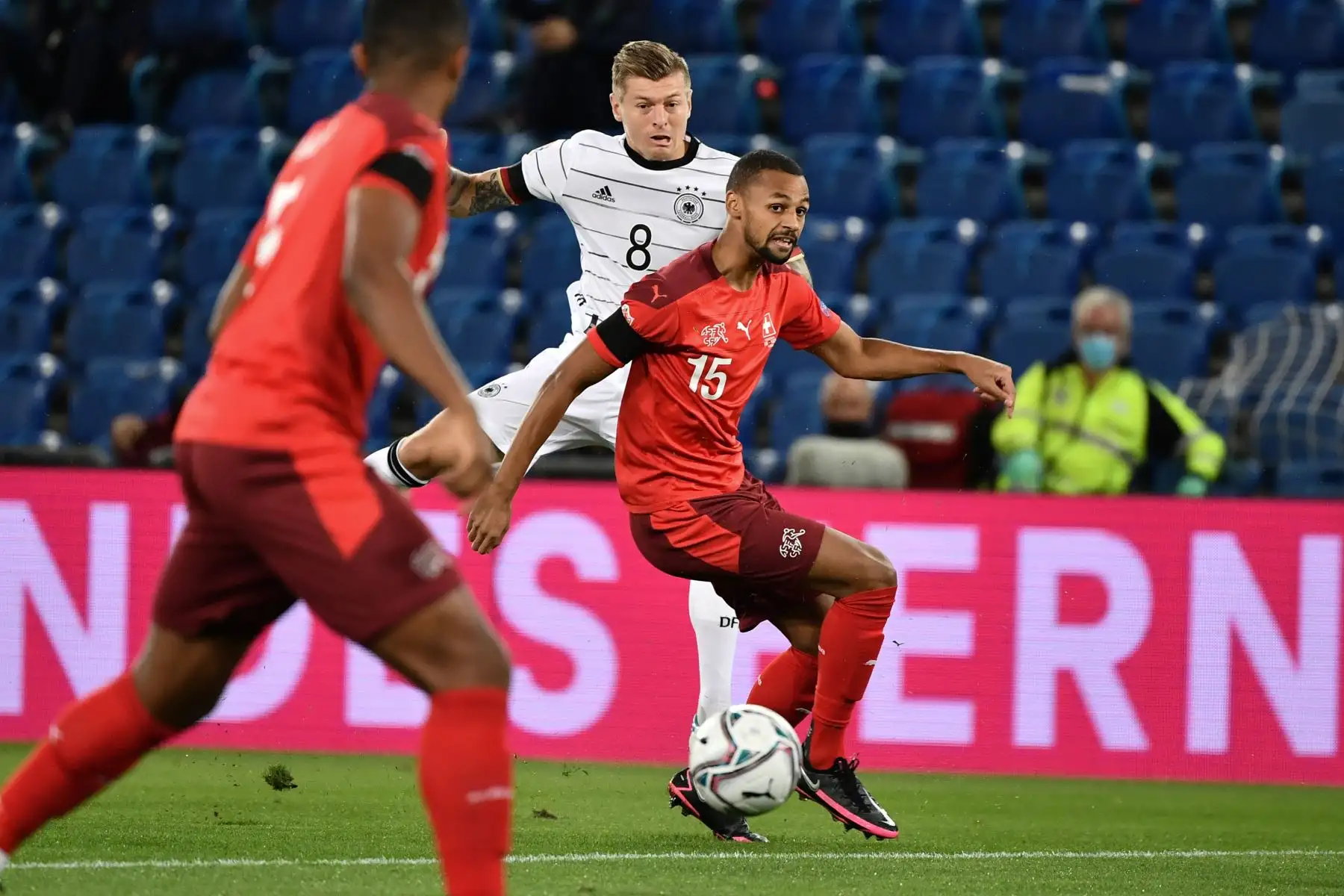 El centrocampista alemán Toni Kroos lucha por el balón contra el centrocampista suizo Djibril Sow durante la Liga de Naciones de la UEFA. Foto: AFP