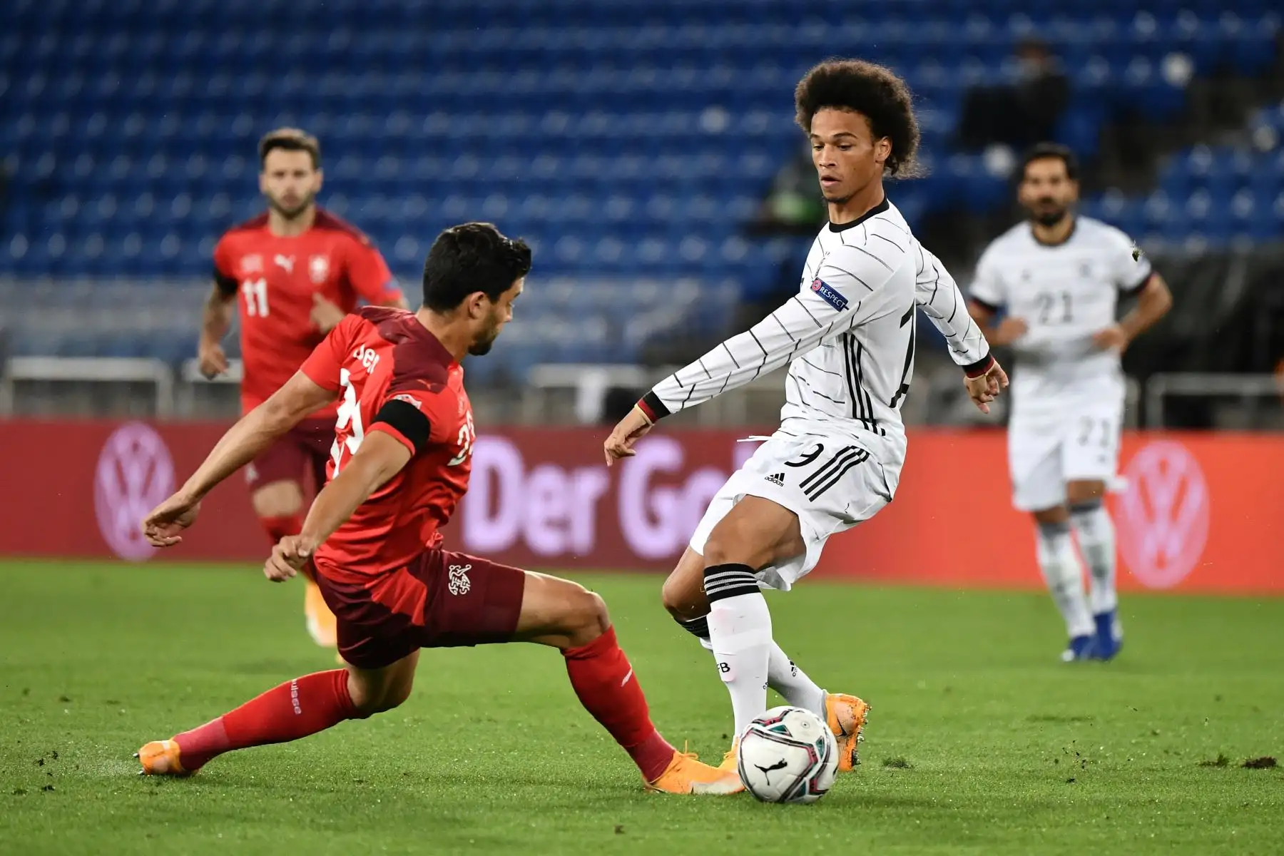 El defensor suizo Loris Benito Souto pelea por el balón con el delantero alemán, Leroy Sane, durante la UEFA Nations League. Foto: AFP