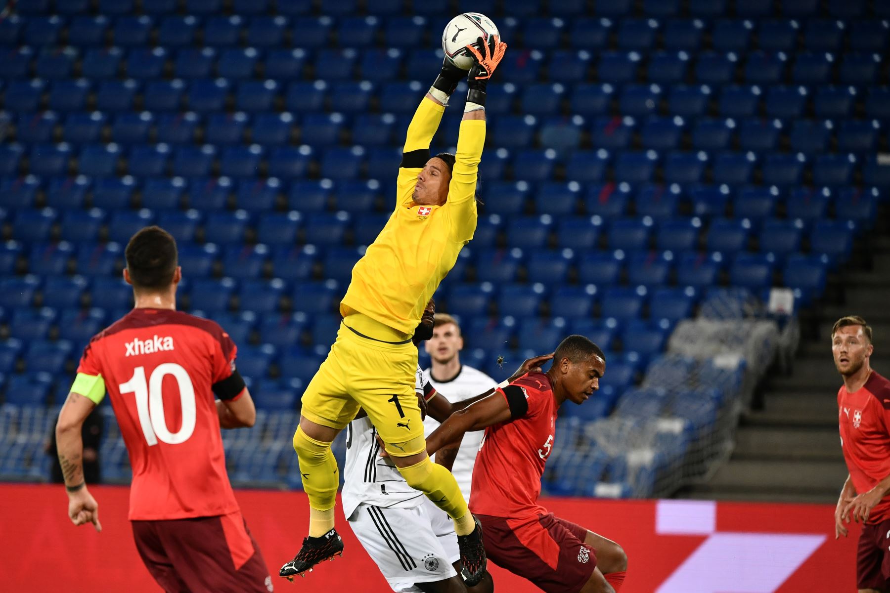 El portero suizo Yann Sommer salta para atrapar el balón durante el partido de fútbol de la Liga de Naciones de la UEFA. Foto: AFP
