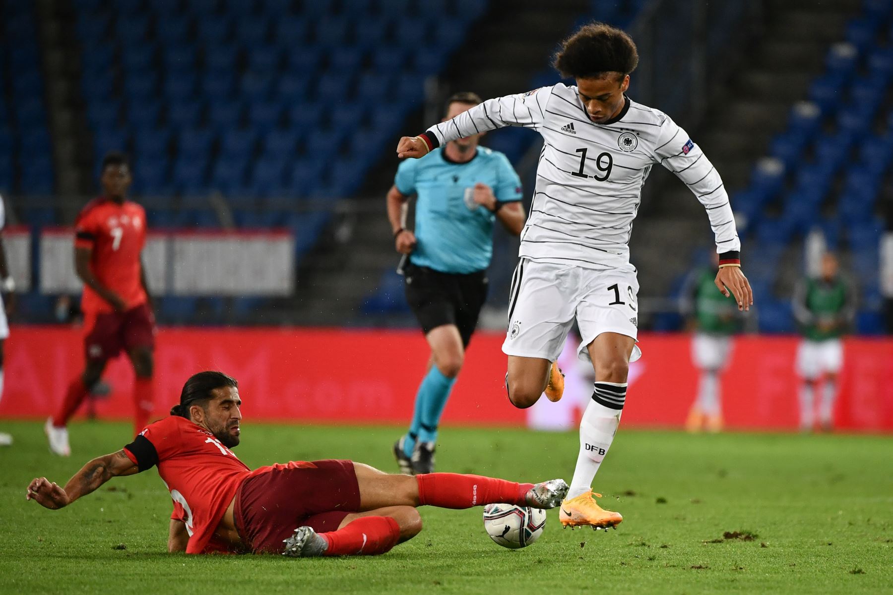 El defensor suizo Ricardo Rodríguez pelea por el balón con el delantero alemán, Leroy Sane, durante la Liga de Naciones de la UEFA. Foto: AFP