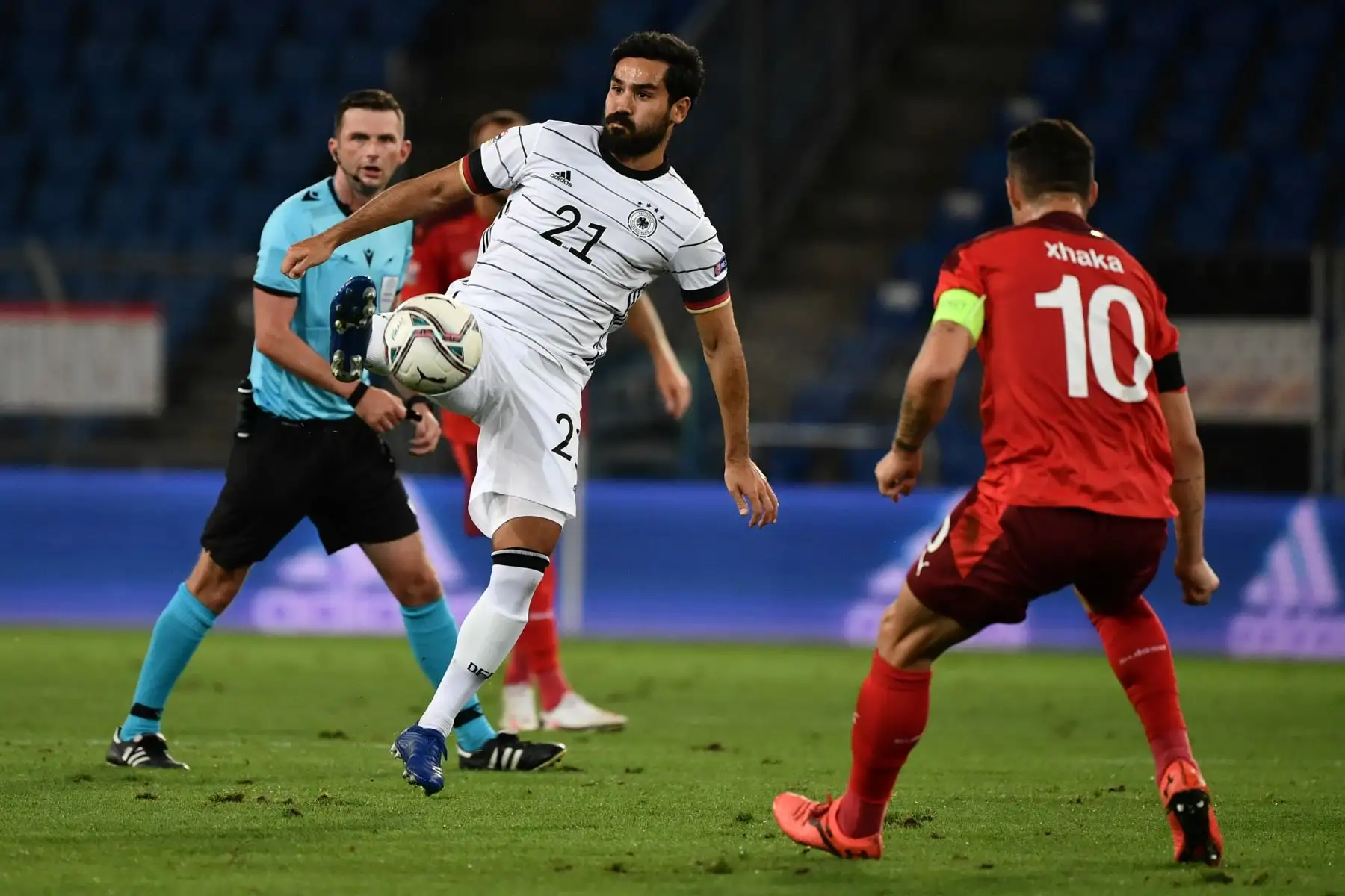 El centrocampista alemán, Ilkay Gundogan , lucha por el balón con el centrocampista suizo, Granit Xhaka, durante la Liga de Naciones de la UEFA. Foto: AFP