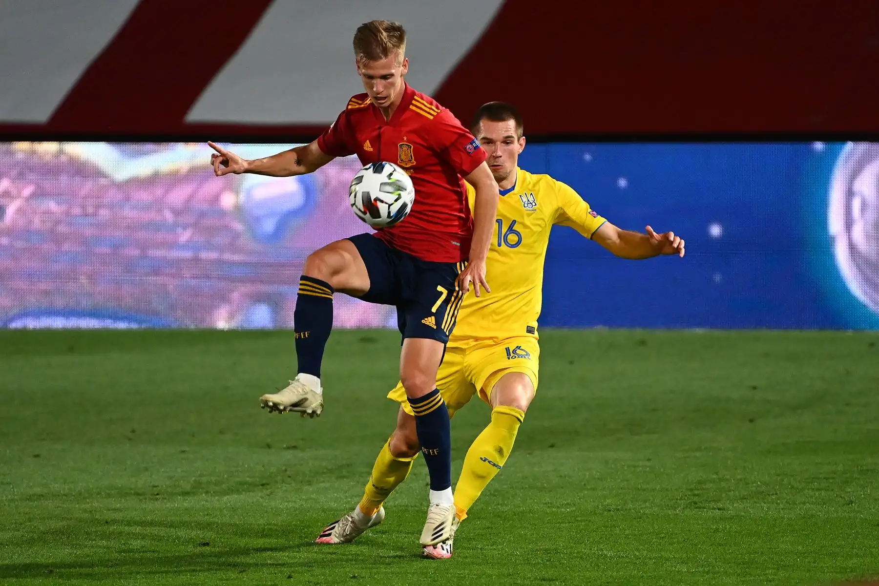 El mediocampista español Dani Olmo desafía al mediocampista ucraniano Bogdan Mykhaylichenko durante el partido de fútbol del grupo 4 de la UEFA Nations League. Foto: AFP