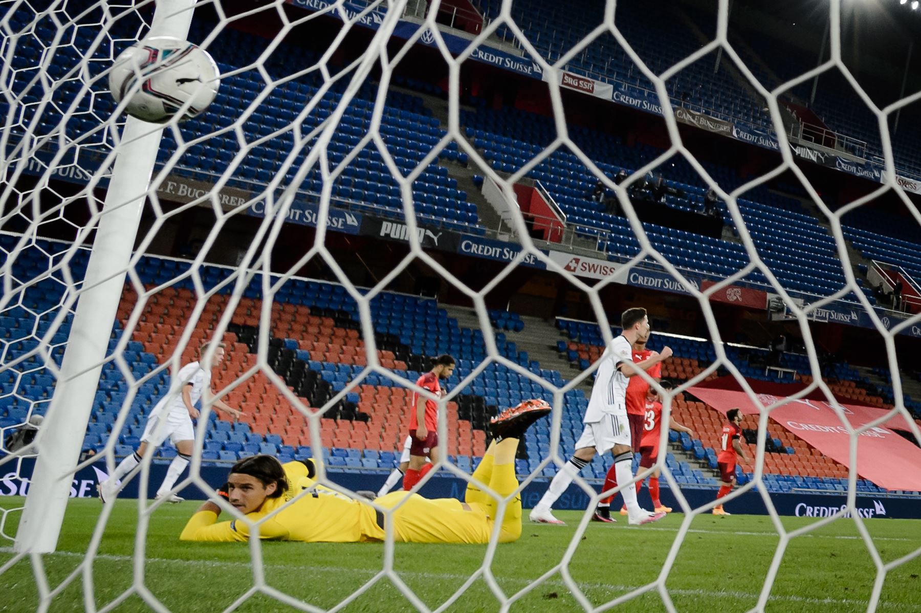 El portero suizo, Yann Sommer, observa el gol recibido del centrocampista alemán, Ilkay Gundogan, durante partido por la Liga de Naciones de la UEFA. Foto: AFP