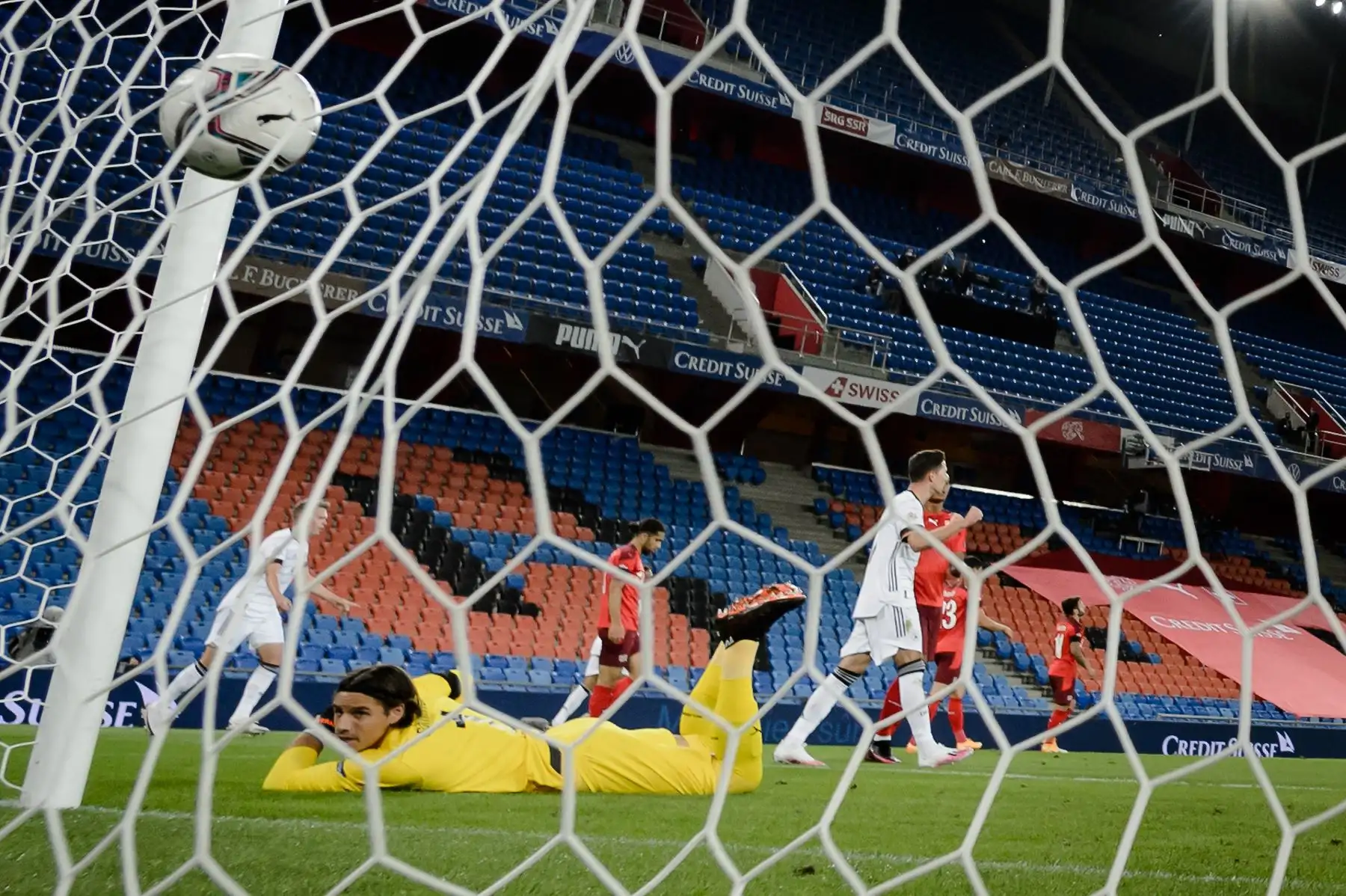 El portero suizo, Yann Sommer, observa el gol recibido del centrocampista alemán, Ilkay Gundogan, durante partido por la Liga de Naciones de la UEFA. Foto: AFP
