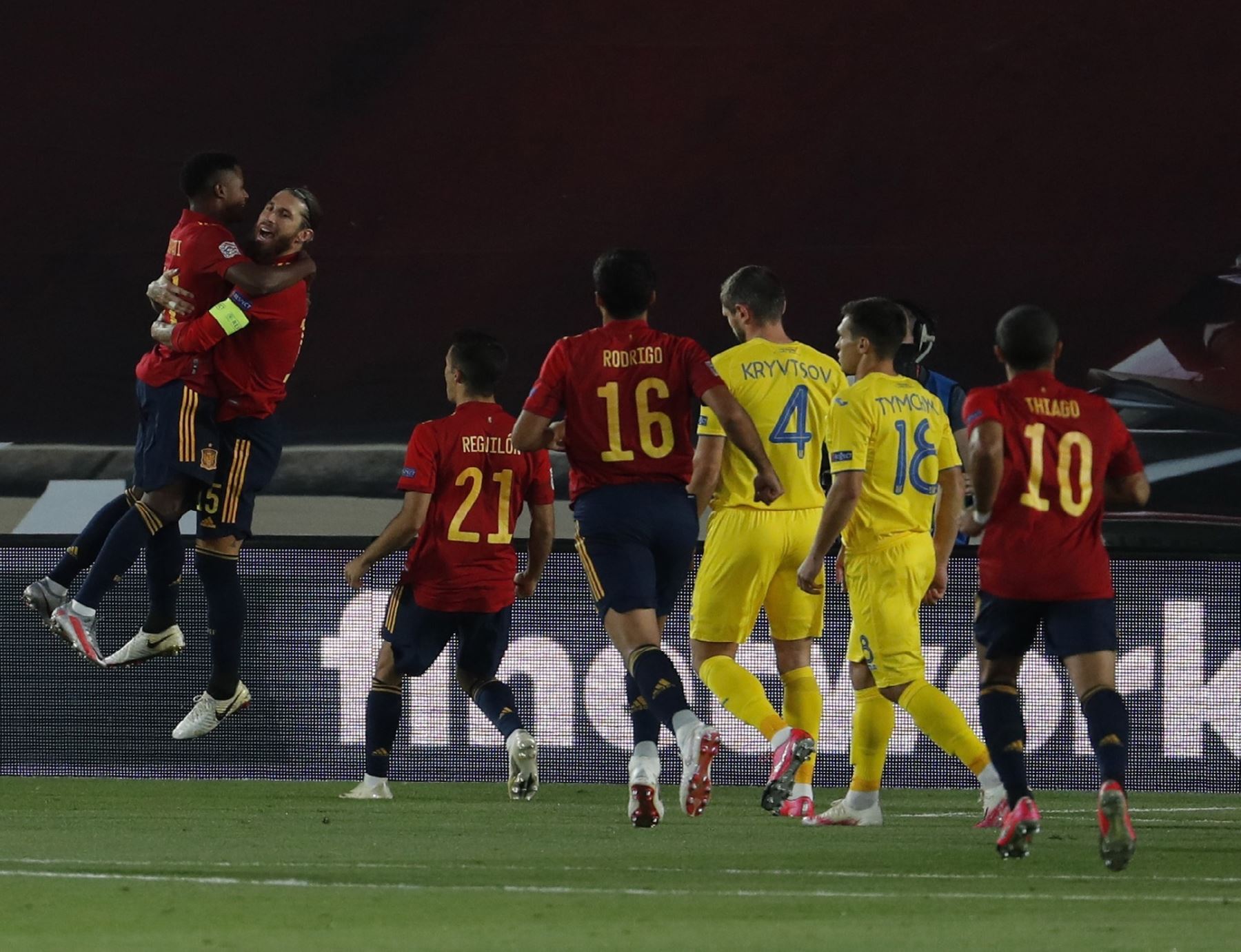 El jugador de la selección española Sergio Ramos celebra con Ansu Fati tras marcar ante Ucrania, durante el partido de la segunda jornada de la Liga de Naciones que disputaron en el estadio Alfredo Di Stéfano, en Madrid. Foto: EFE