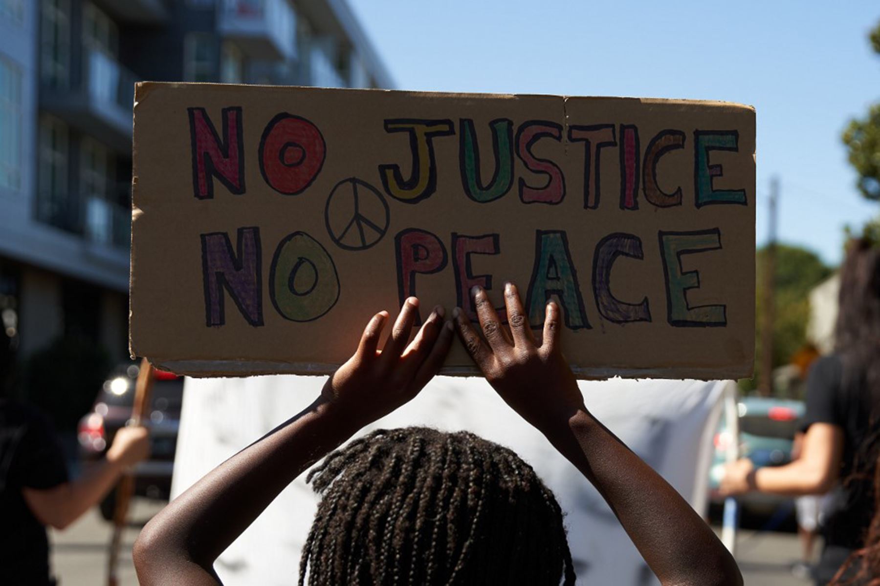 Familias marchan por "Black Lives" pidiendo justicia y reforma policial en Portland, Oregon. Foto: AFP