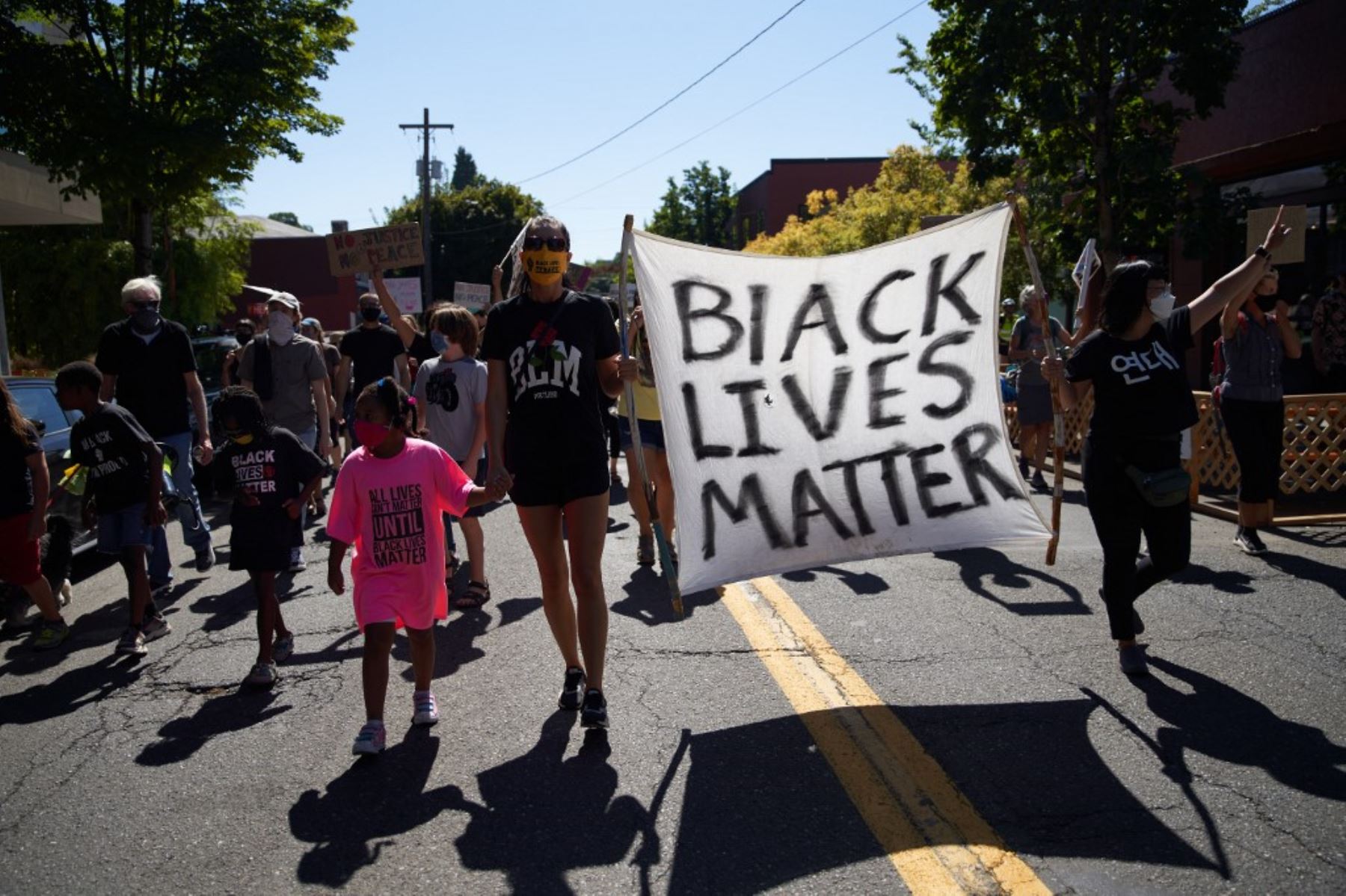 Familias marchan por "Black Lives" pidiendo justicia y reforma policial en Portland, Oregon. Foto: AFP