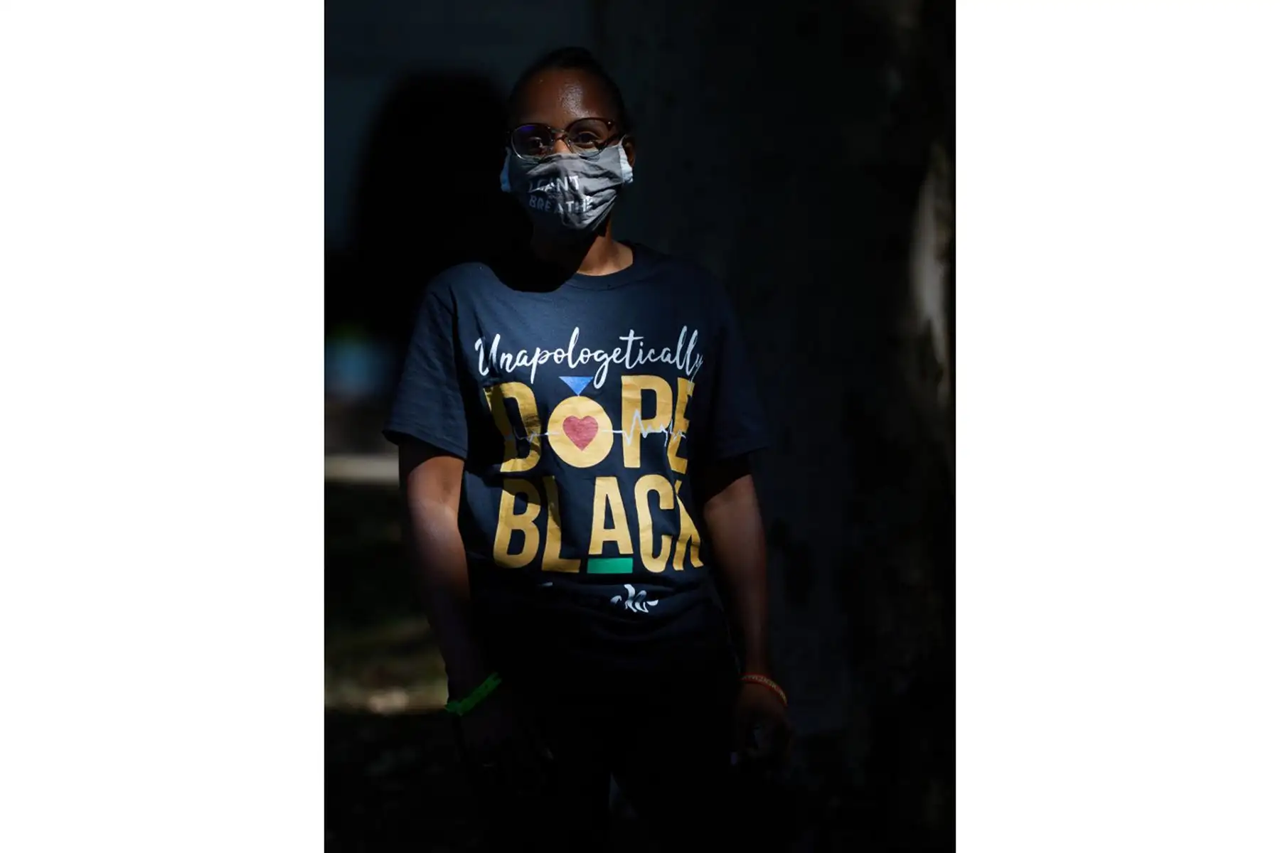 Una mujer escucha mientras alguien habla durante una Marcha de Familias por Vidas Negras pidiendo justicia y reforma policial en Portland, Oregon. Foto: AFP