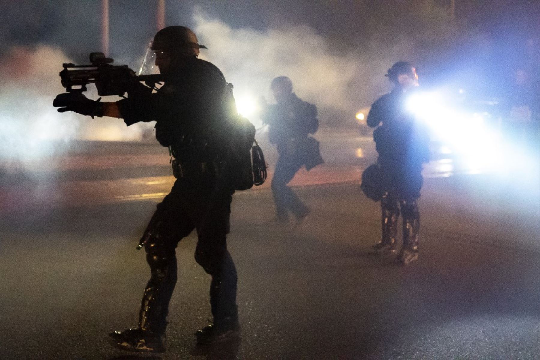 Los agentes del estado de Oregon y la policía de Portland avanzan a través de gases lacrimógenos mientras dispersan una protesta contra la brutalidad policial y la injusticia racial en Portland, Oregon. Foto: AFP