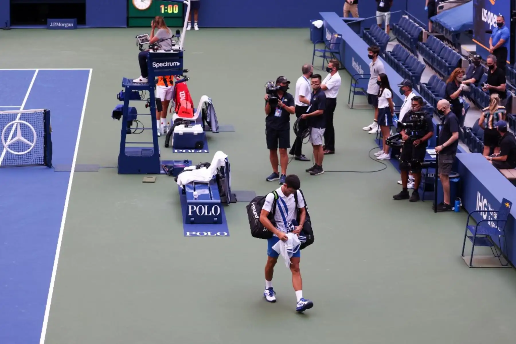 Novak Djokovic de Serbia sale de la cancha después de ser descalificado por golpear, sin intención, a una jueza de línea con una pelota lanzada por frustración durante su partido de cuarta ronda de hombres individuales contra Pablo Carreño Busta de España en el séptimo día del Abierto de Estados Unidos 2020. Foto: AFP