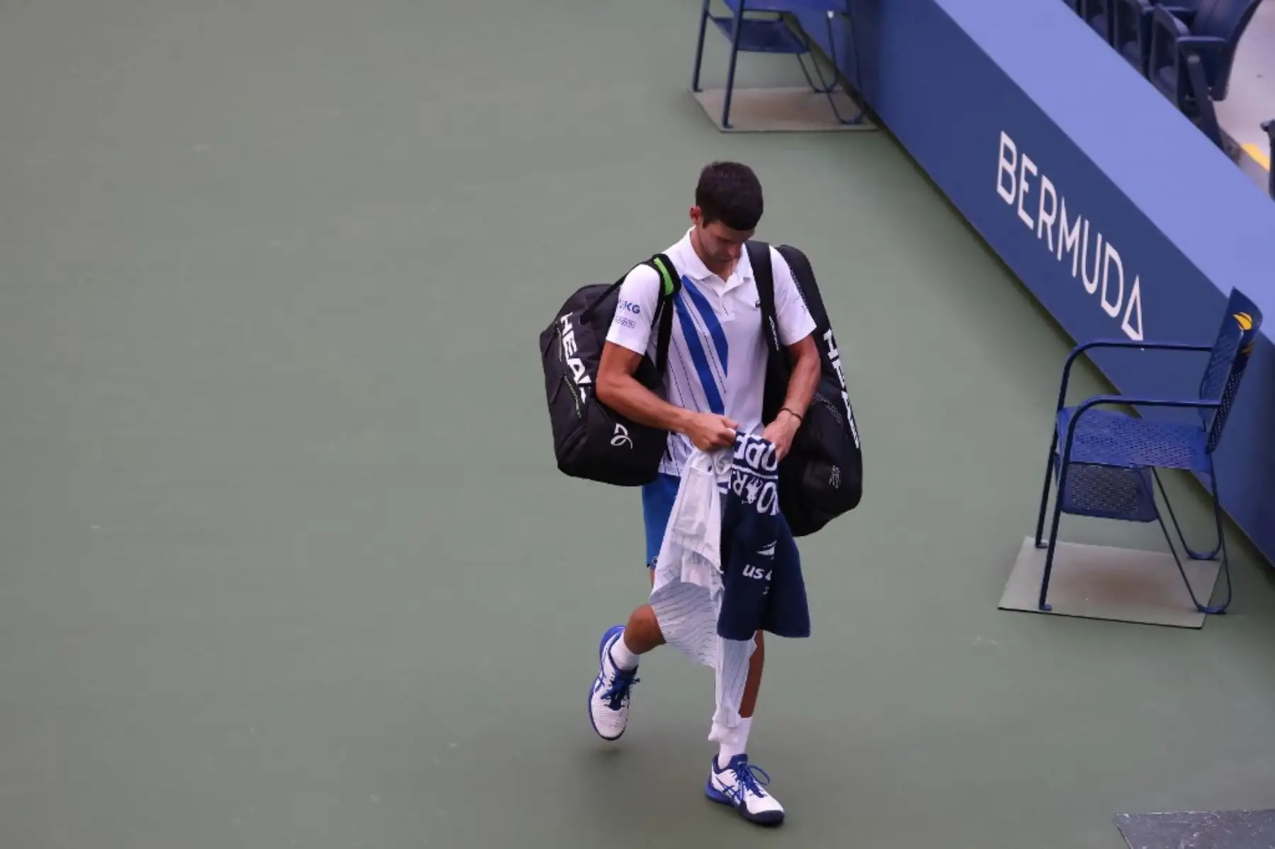 Novak Djokovic de Serbia sale de la cancha después de ser descalificado por golpear, sin intención, a una jueza de línea con una pelota lanzada por frustración durante su partido de cuarta ronda de hombres individuales contra Pablo Carreño Busta de España en el séptimo día del Abierto de Estados Unidos 2020. Foto: AFP