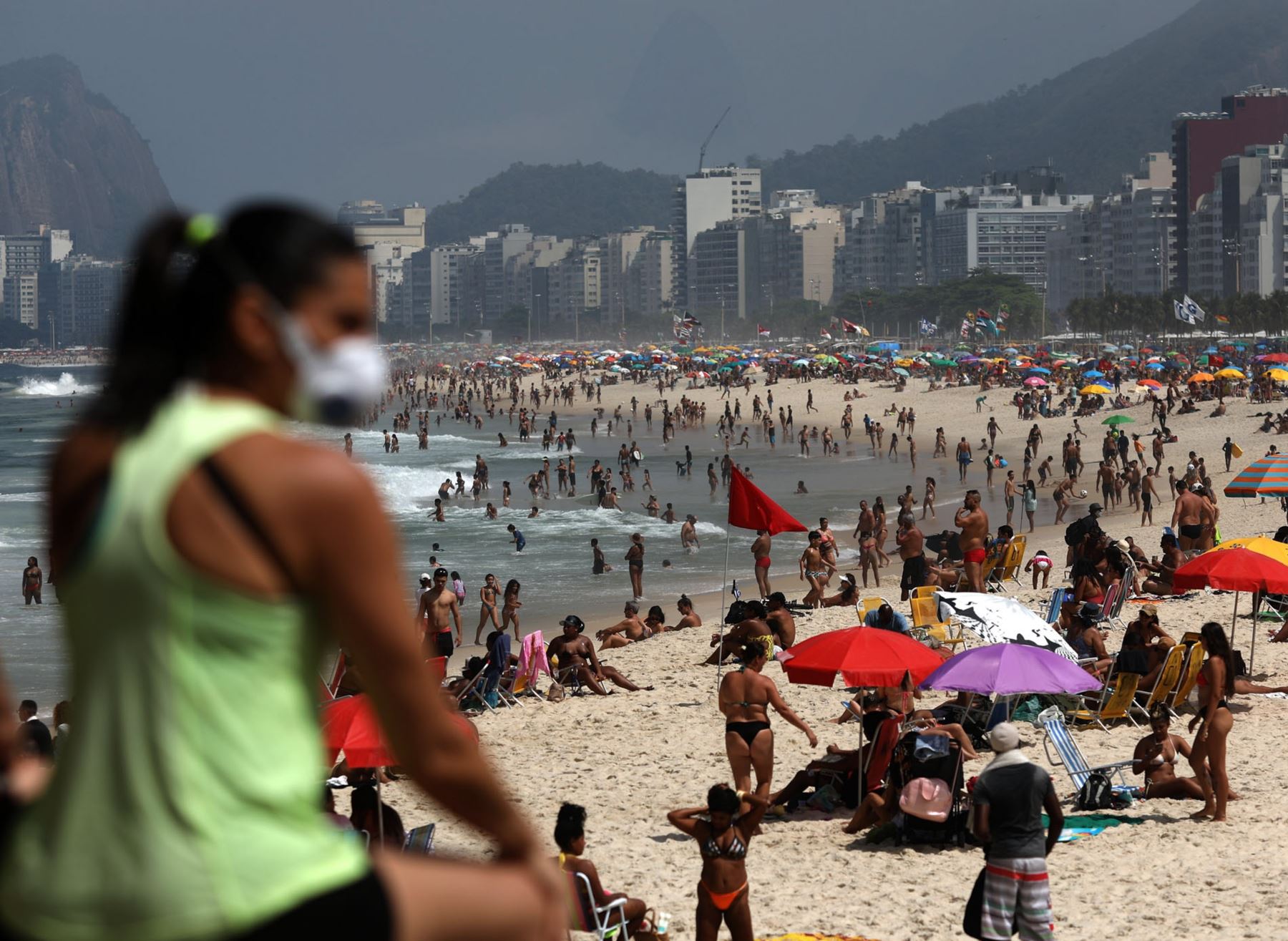 Fotografía de bañistas sin mantener distancia social para evitar la propagación del coronavirus hoy, en la playa de Ipanema en Río de Janeiro (Brasil). Foto: EFE
