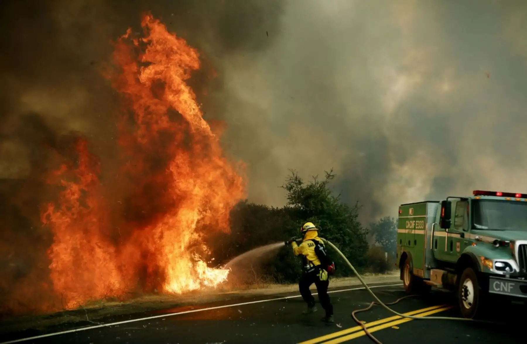Desalojan a 200 personas en helicóptero por incendios en California, USA. Foto: AFP