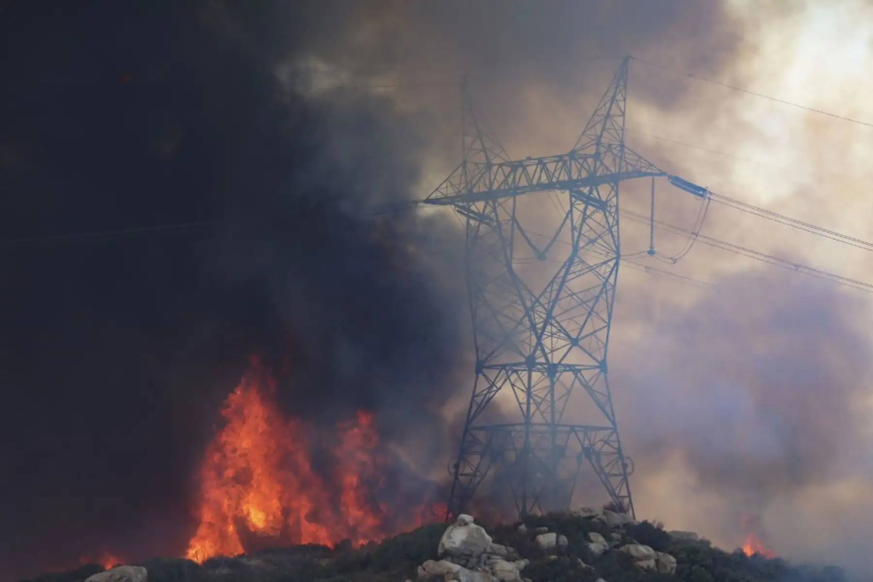 Desalojan a 200 personas en helicóptero por incendios en California, USA. Foto: AFP