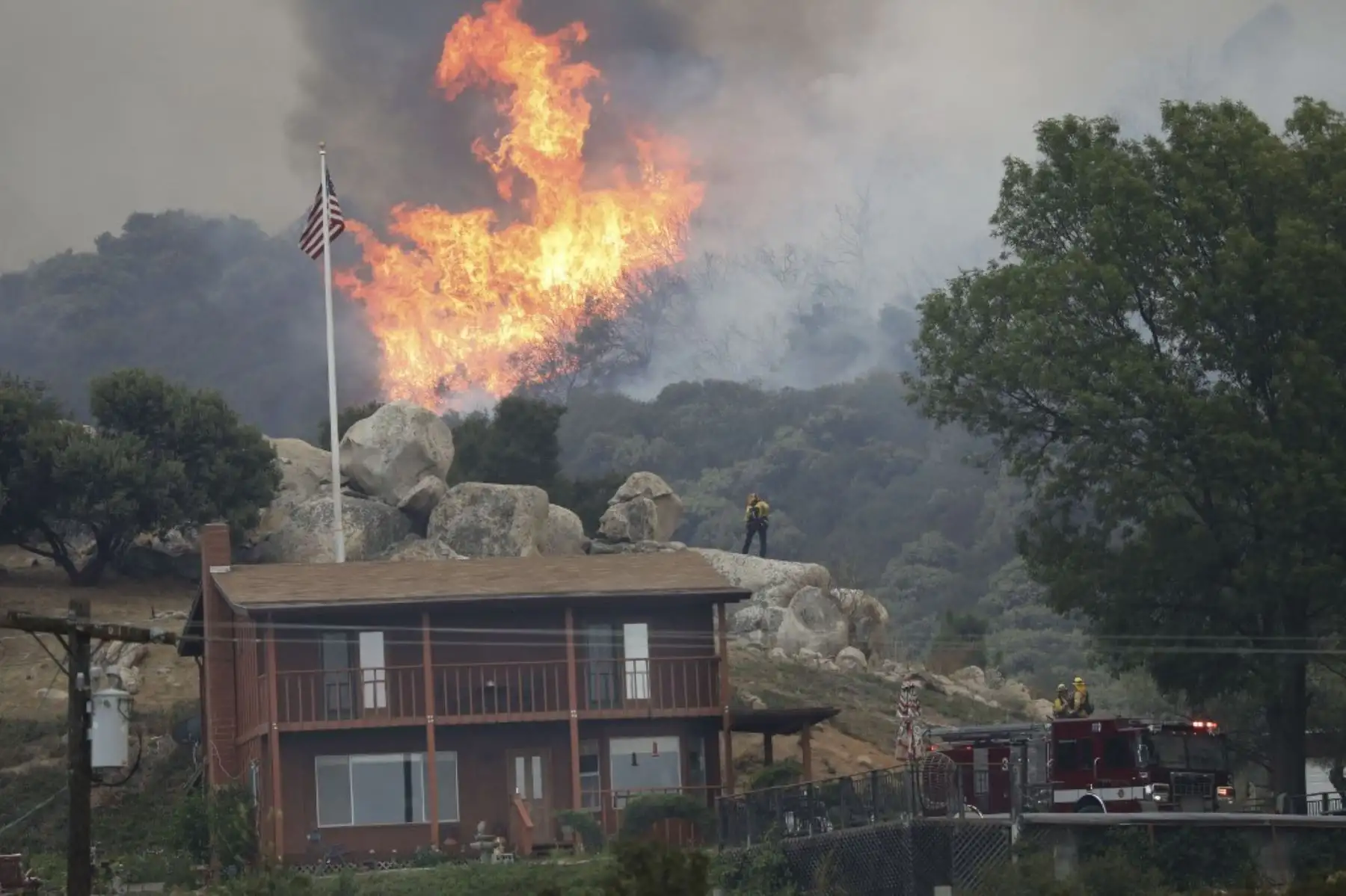 Desalojan a 200 personas en helicóptero por incendios en California, USA. Foto: AFP
