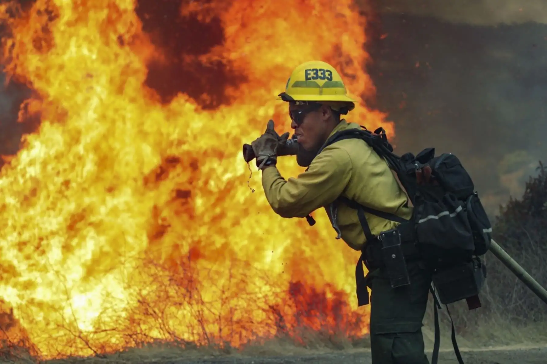 Un bombero intenta controlar el fuego durante el incendio en Jamul, California. Foto: AFP