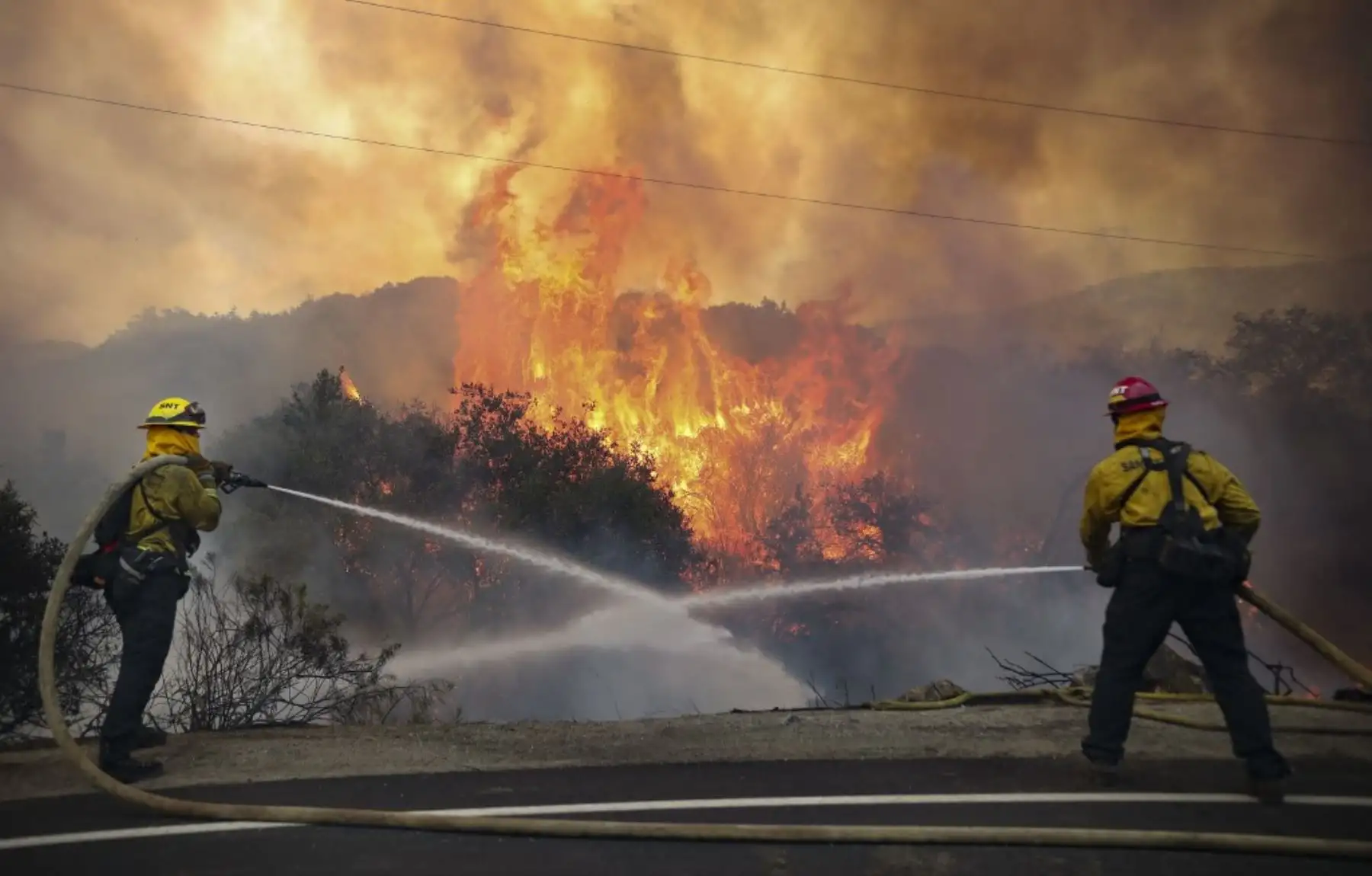 Los bomberos del condado de San Miguel luchan contra un incendio forestal a lo largo de Japatul Road durante el incendio del valle en Jamul, California. Foto: AFP