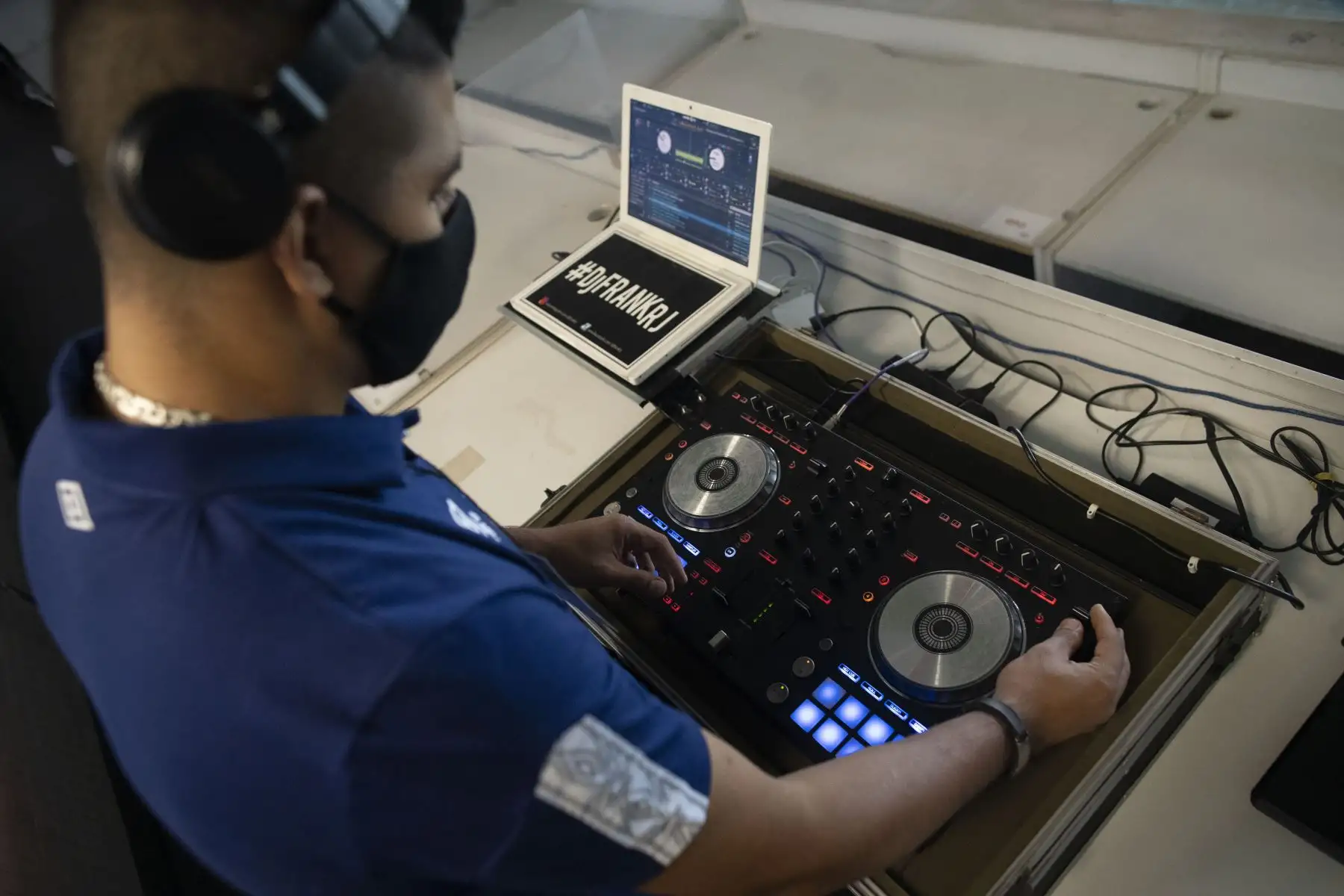 El DJ Franklin Scheleger, de 29 años, reproduce sonidos y canciones que imitan un estadio abarrotado, durante el partido del Campeonato Brasileño entre Fluminense y Atlético Goianiense en el estadio Maracaná de Río de Janeiro, en Brasil. Foto: AFP