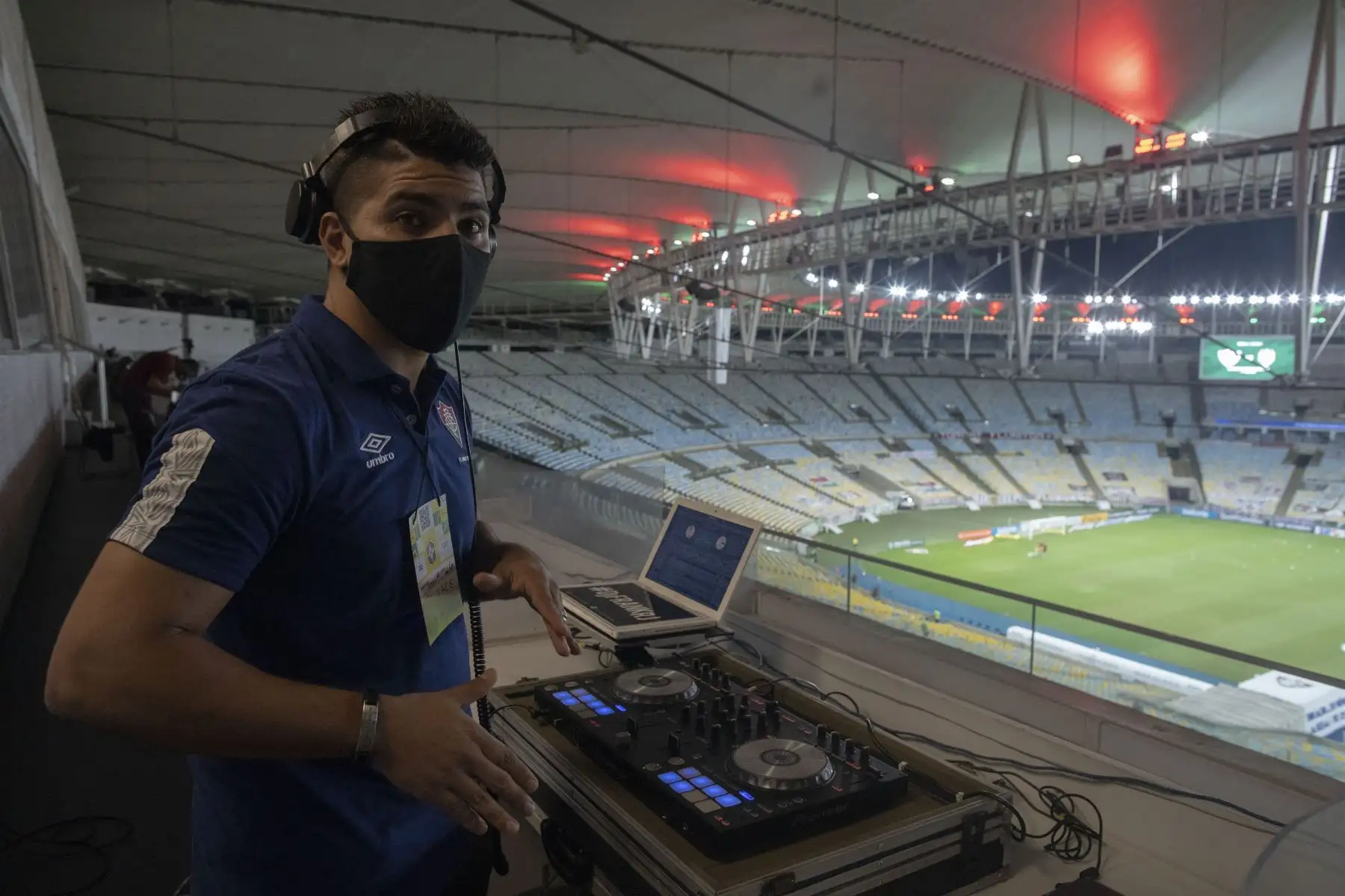 El DJ Franklin Scheleger, de 29 años, reproduce sonidos y canciones que imitan un estadio abarrotado, durante el partido del Campeonato Brasileño entre Fluminense y Atlético Goianiense en el estadio Maracaná de Río de Janeiro, en Brasil. Foto: AFP