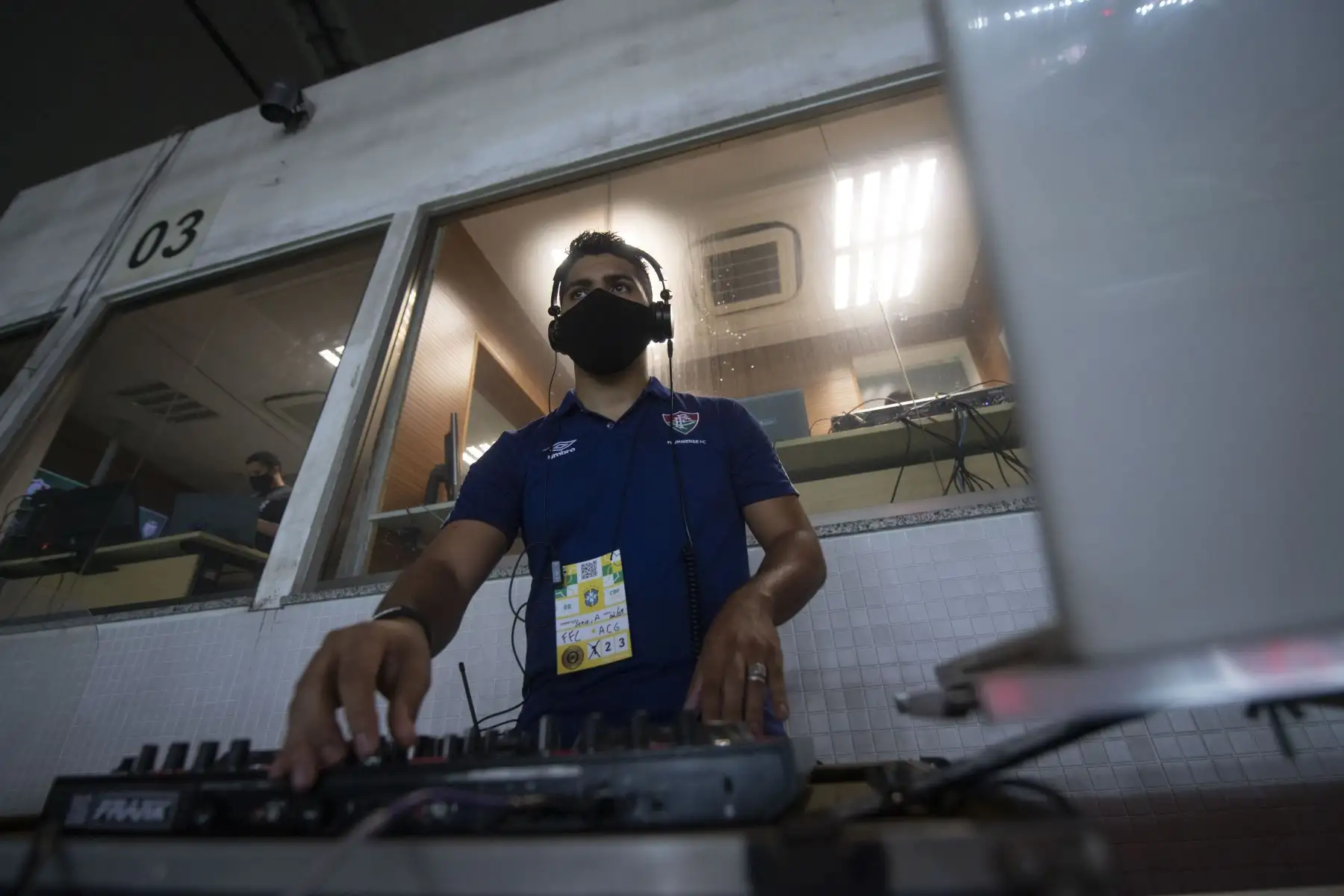 El DJ Franklin Scheleger, de 29 años, reproduce sonidos y canciones que imitan un estadio abarrotado, durante el partido del Campeonato Brasileño entre Fluminense y Atlético Goianiense en el estadio Maracaná de Río de Janeiro, en Brasil. Foto: AFP