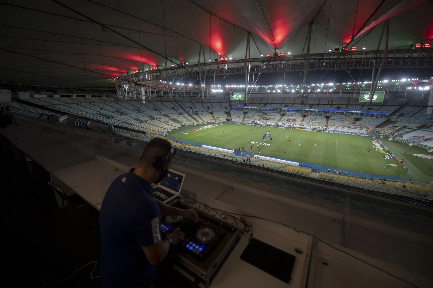 El DJ Franklin Scheleger, de 29 años, reproduce sonidos y canciones que imitan un estadio abarrotado, durante el partido del Campeonato Brasileño entre Fluminense y Atlético Goianiense en el estadio Maracaná de Río de Janeiro, en Brasil. Foto: AFP