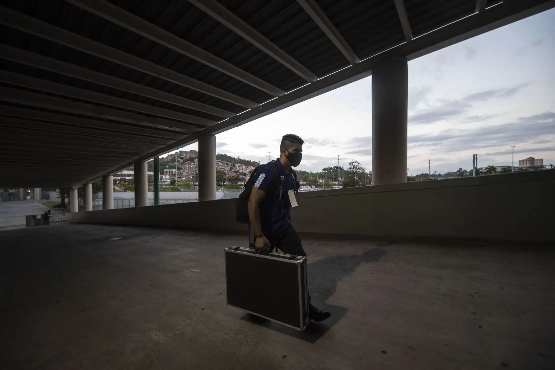 El DJ Franklin Scheleger, de 29 años, llega al estadio de Maracaná en Río de Janeiro para reproducir sonidos y canciones que imitan un estadio abarrotado de hinchas. Foto: AFP