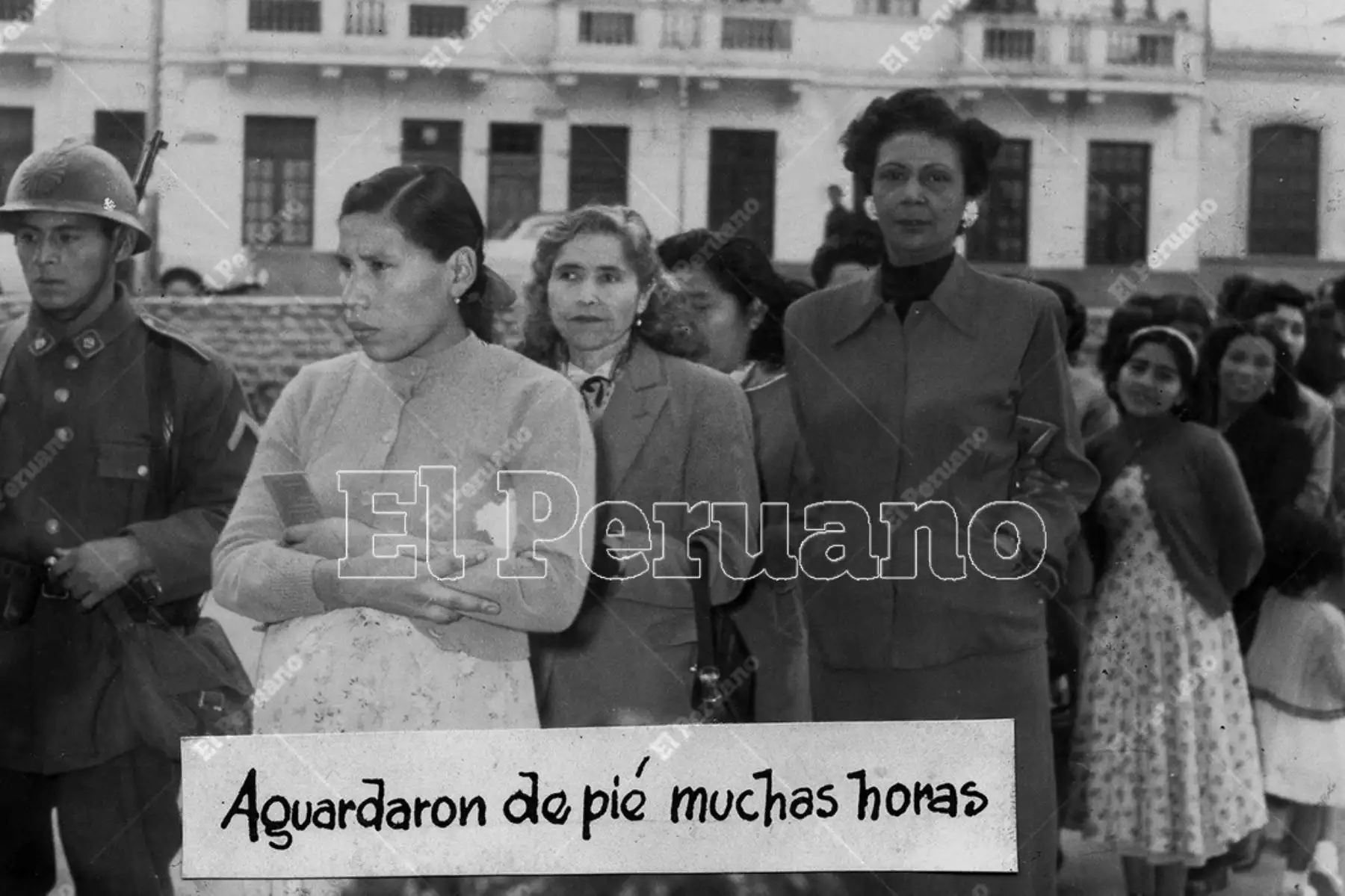 Un día como hoy, 7 de septiembre de 1955, el entonces presidente del Perú, general Manuel A. Odría, promulgó la Ley N° 12391 que otorgaba, tras largos años de lucha, el derecho a voto a la mujer peruana. Las mayores de 21 años y las casadas mayores de 18 que supieran leer y escribir  votaron  por primera vez en las elecciones generales de 1956.
Foto:ANDINA/Archivo del Peruano
