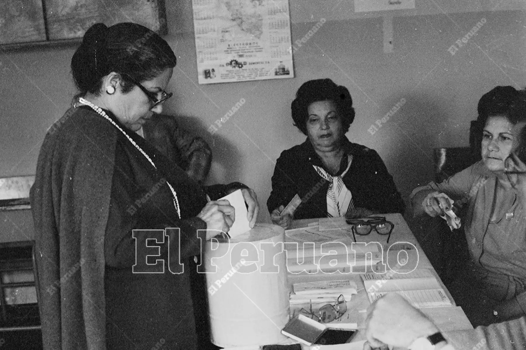 Un día como hoy, 7 de septiembre de 1955, el entonces presidente del Perú, general Manuel A. Odría, promulgó la Ley N° 12391 que otorgaba, tras largos años de lucha, el derecho a voto a la mujer peruana. Las mayores de 21 años y las casadas mayores de 18 que supieran leer y escribir  votaron  por primera vez en las elecciones generales de 1956.
Foto:ANDINA/Archivo de El Peruano