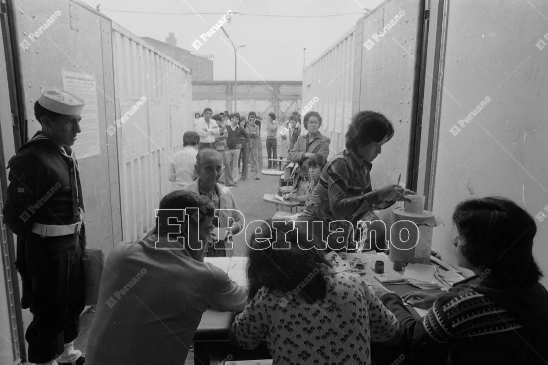 Un día como hoy, 7 de septiembre de 1955, el entonces presidente del Perú, general Manuel A. Odría, promulgó la Ley N° 12391 que otorgaba, tras largos años de lucha, el derecho a voto a la mujer peruana. Las mayores de 21 años y las casadas mayores de 18 que supieran leer y escribir  votaron  por primera vez en las elecciones generales de 1956.
Foto:ANDINA/Archivo de El Peruano