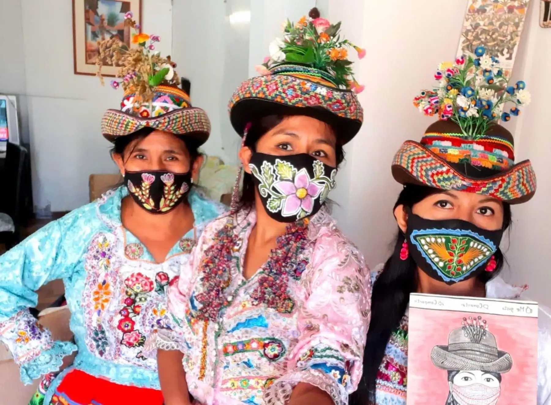 Valeriana Evanan, artista y difusora del arte de las Tablas de Sarhua, afirmó que si bien la pandemia frustró las iniciales expectativas de venta para el año 2020 y para lo cual habían trabajado con meses de anticipación, no se quedó de brazos cruzados y, por el contrario, decidió trasmitir las tradiciones, costumbres y mitos que se narran en ese emblemático arte ayacuchano a través de las mascarillas, un elemento de protección sanitaria que se ha vuelto indispensable en la actualidad. ANDINA/Difusión