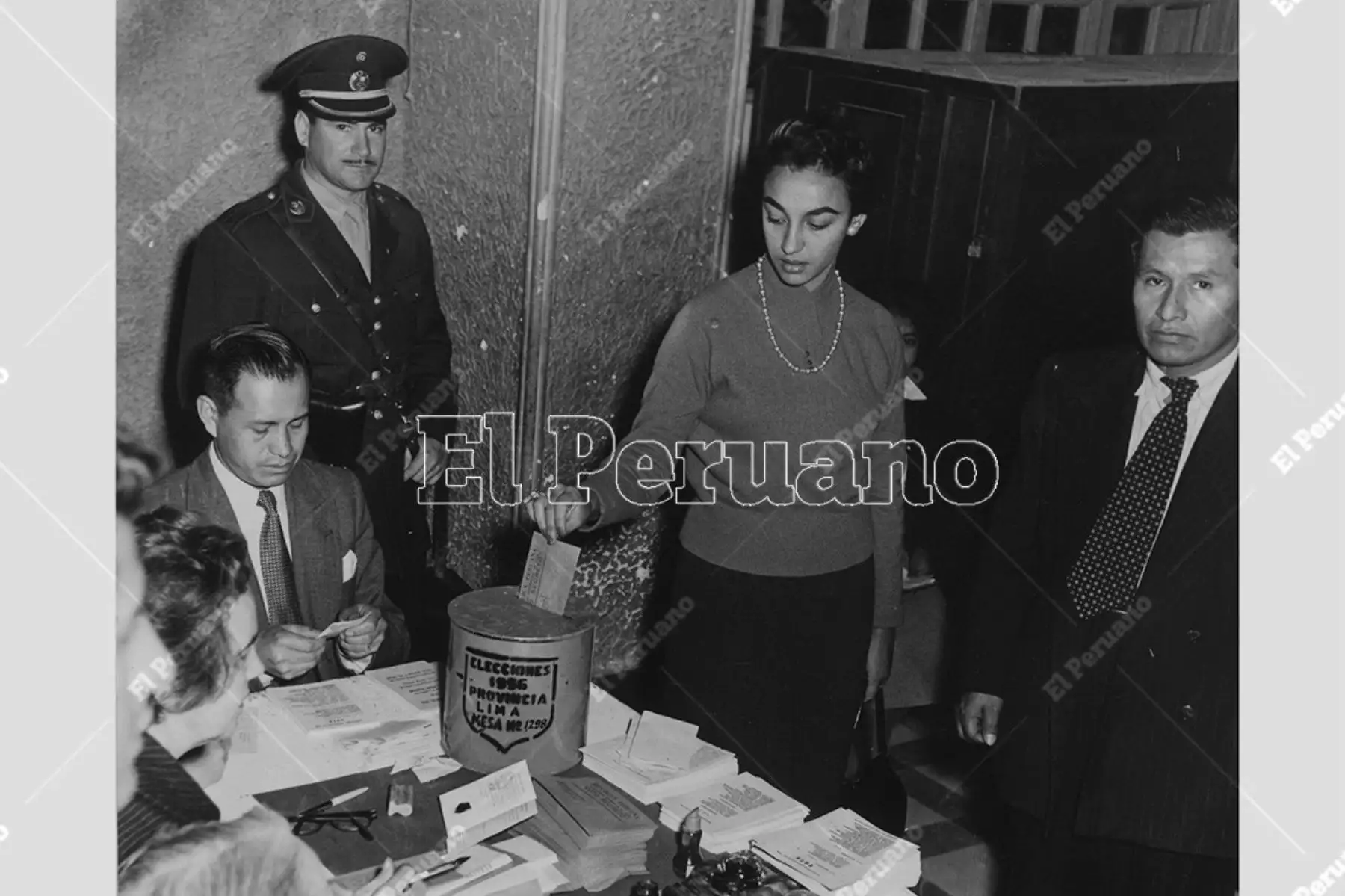 Un día como hoy, 7 de septiembre de 1955, el entonces presidente del Perú, general Manuel A. Odría, promulgó la Ley N° 12391 que otorgaba, tras largos años de lucha, el derecho a voto a la mujer peruana. Las mayores de 21 años y las casadas mayores de 18 que supieran leer y escribir votaron por primera vez en las elecciones generales de 1956. Foto:ANDINA/Archivo del Peruano