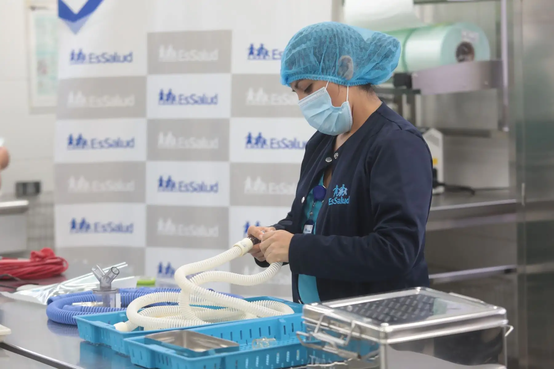 La Unidad de Esterilización del Instituto Nacional Cardiovascular cumple escrupulosamente todos los protocolos para esterilizar el material instrumental. 
Foto: Essalud
