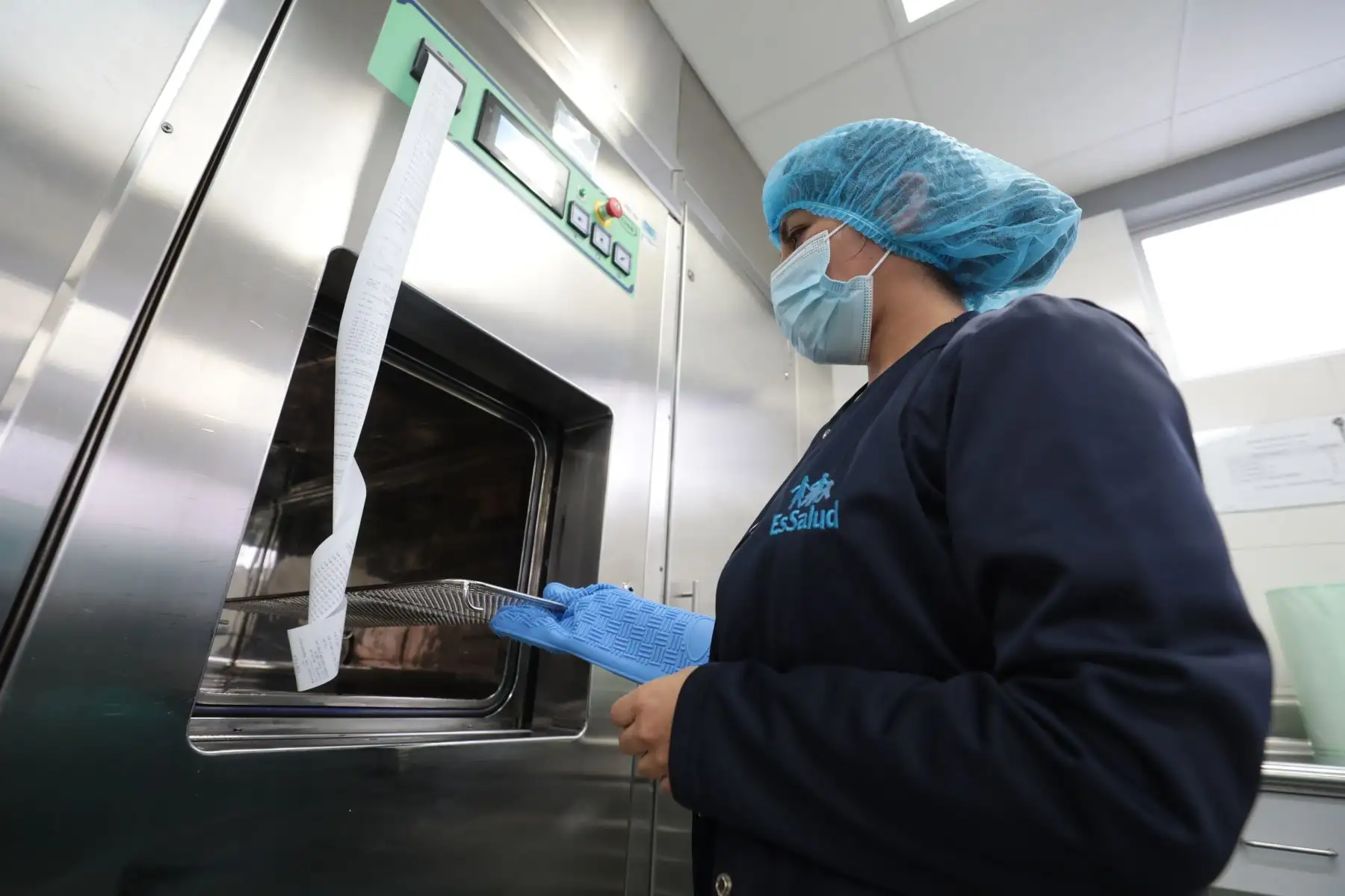 La central de esterilización del Instituto Nacional Cardiovascular tiene 10 años de funcionamiento, esta área cuenta además con equipos de alta gama como el Esterilizador por Peróxido de Hidrógeno y Esterilizador con Óxido de Etileno.
Foto: Essalud
