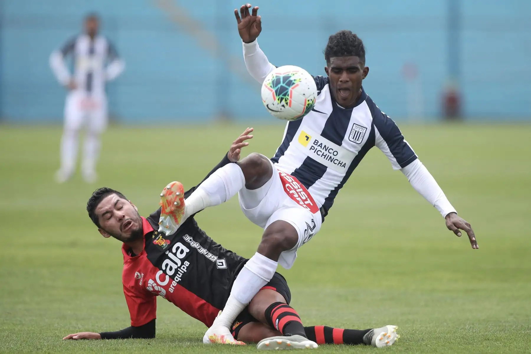 El futbolista O. Mora de Alianza Lima recibe una falta por su contrincante del Melgar durante la jornada 10 del la Liga 1. Foto: @LigaFutProf