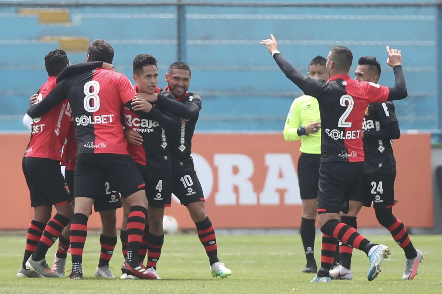 El futbolista Jesús Pretell del Melgar celebra junto a sus compañeros tras anotar el primer gol a Alianza Lima por la jornada 10 de la Liga 1, en el estadio Alberto Gallardo. Foto: @LigaFutProf