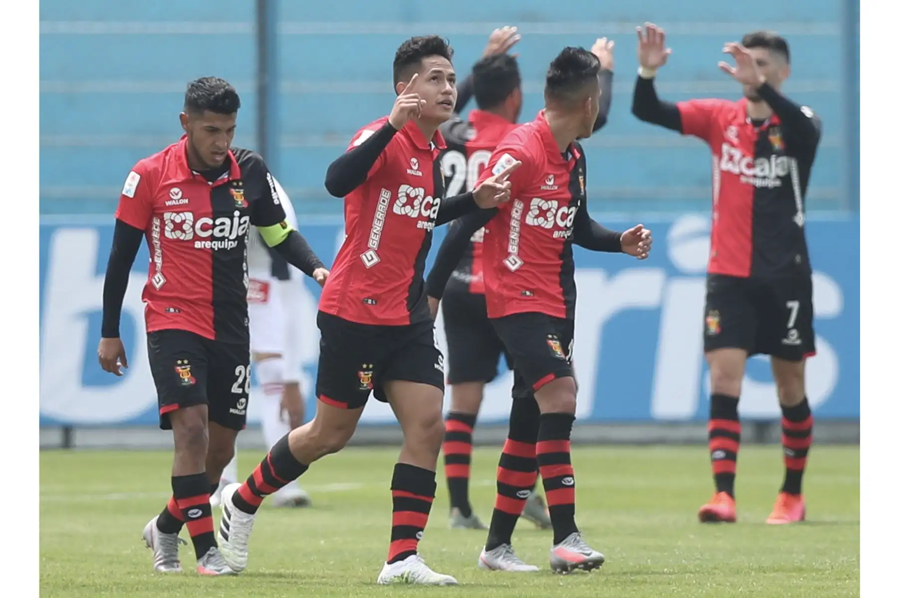 El futbolista Jesús Pretell del Melgar celebra junto a sus compañeros tras anotar el primer gol a Alianza Lima por la jornada 10 de la Liga 1, en el estadio Alberto Gallardo. Foto: @LigaFutProf