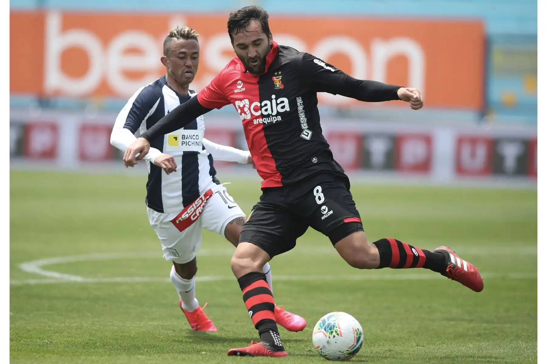 El futbolista P. Míguez del Melgar y J. Arroé disputan el balón por la jornada 10 de la Liga 1, en el estadio Alberto Gallardo. Foto: @LigaFutProf