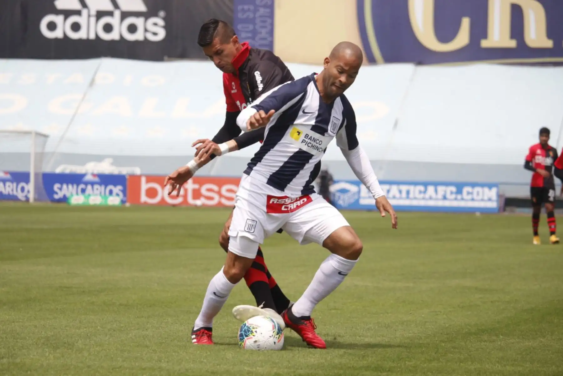 El futbolista Alberto Rodríguez de Alianza Lima y se enfrenta por el balón ante su rival del Melgar por la jornada 10 de la Liga 1, en el estadio Alberto Gallardo. Foto: @LigaFutProf