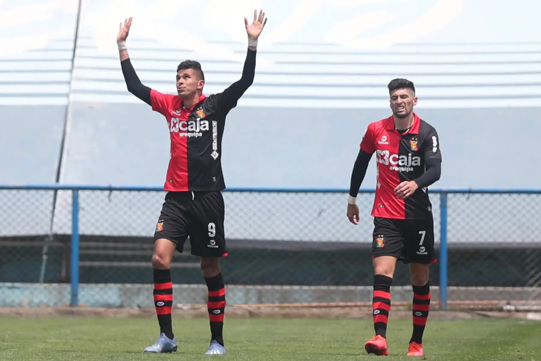 El futbolista Othoniel Arce del Melgar celebra tras marcar el segundo gol a Alianza Lima. Foto: @LigaFutProf